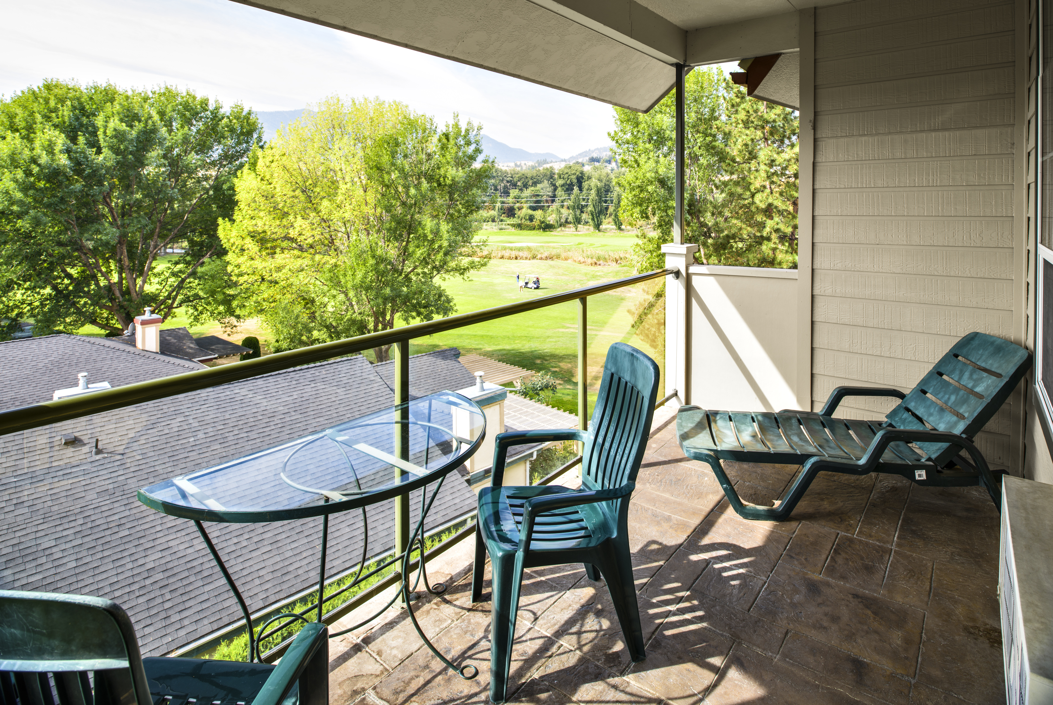 Guest room at the Balcomo, a Ramada by Wyndham in Penticton, British Columbia