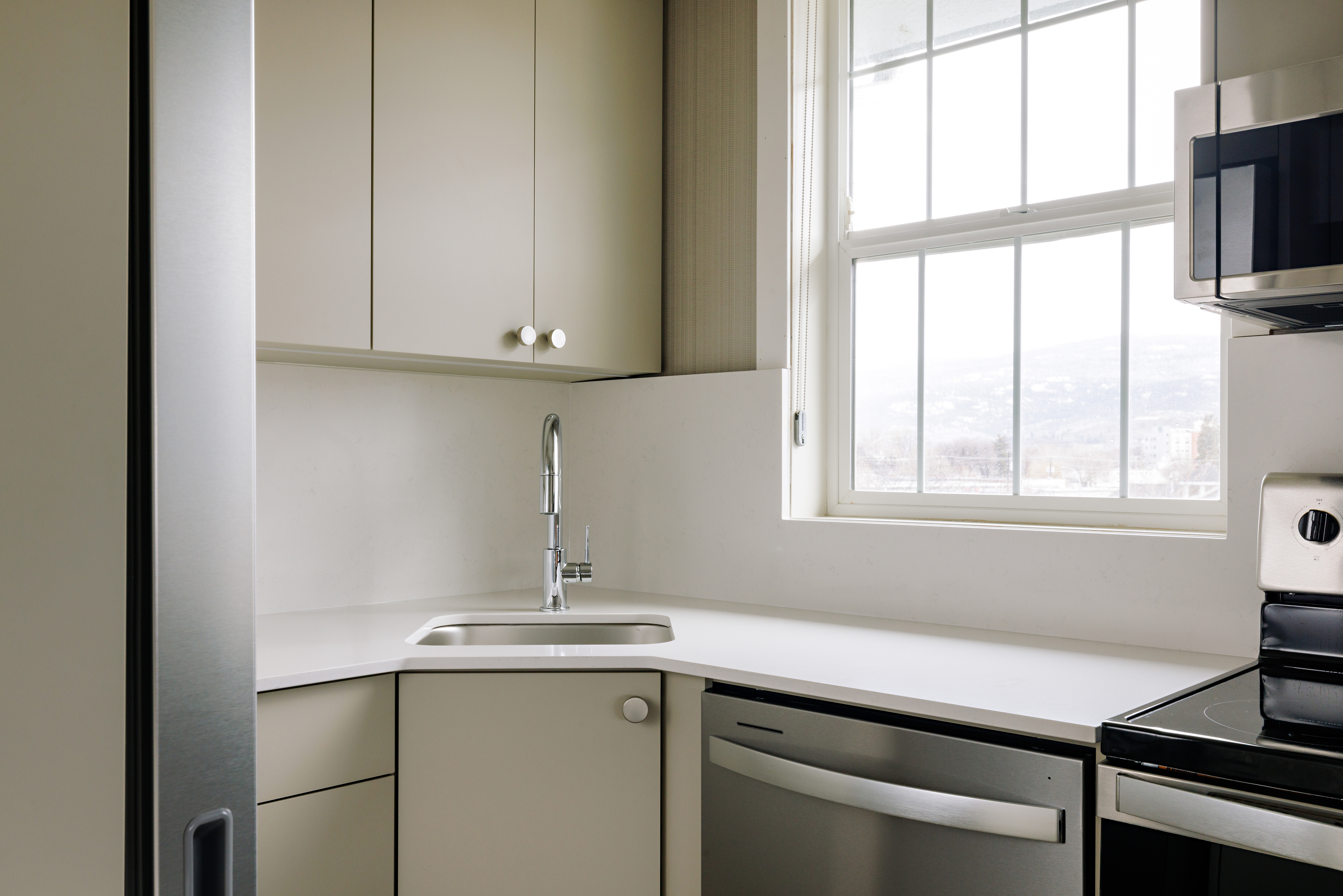 Guest room at the Balcomo, a Ramada by Wyndham in Penticton, British Columbia