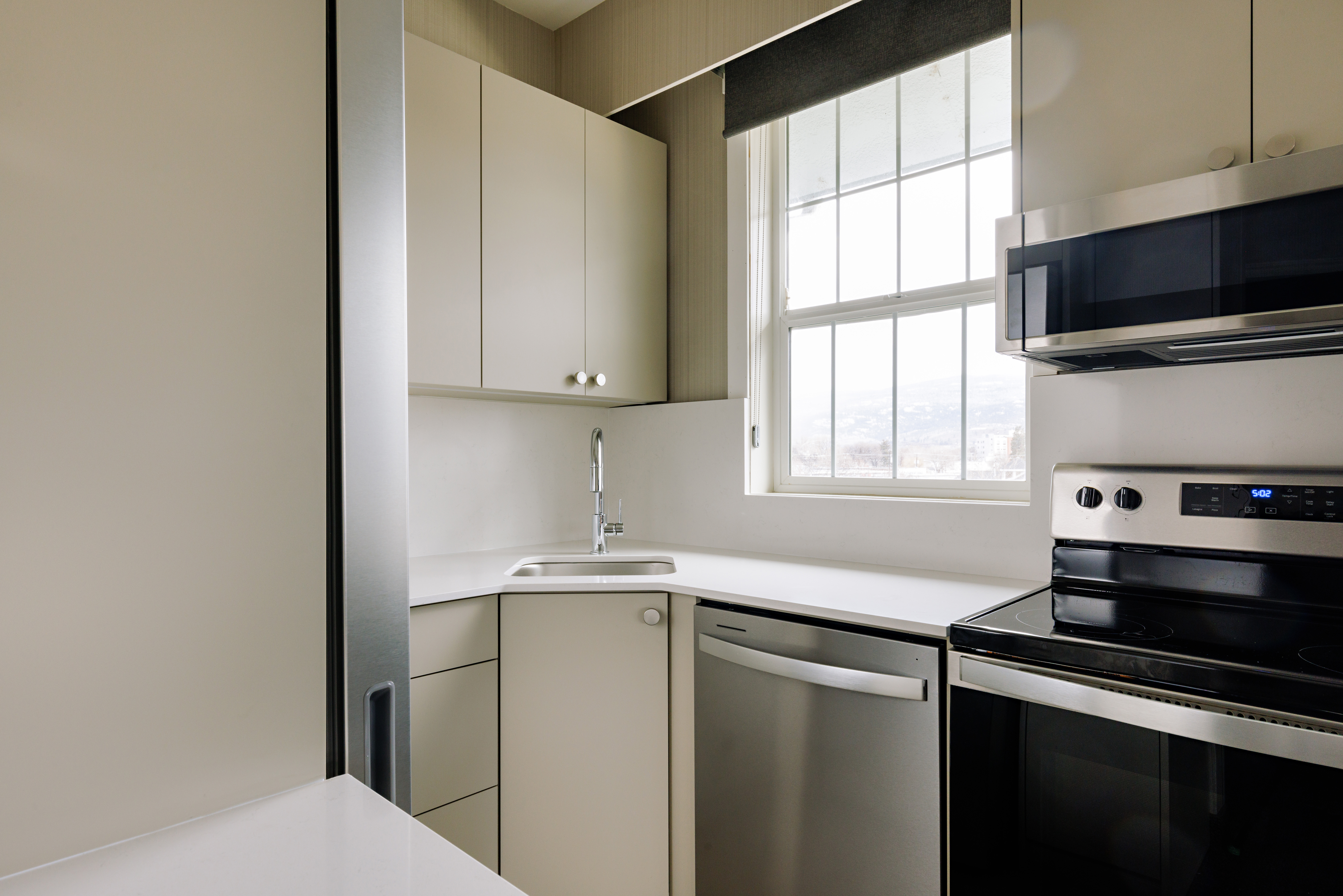 Guest room at the Balcomo, a Ramada by Wyndham in Penticton, British Columbia