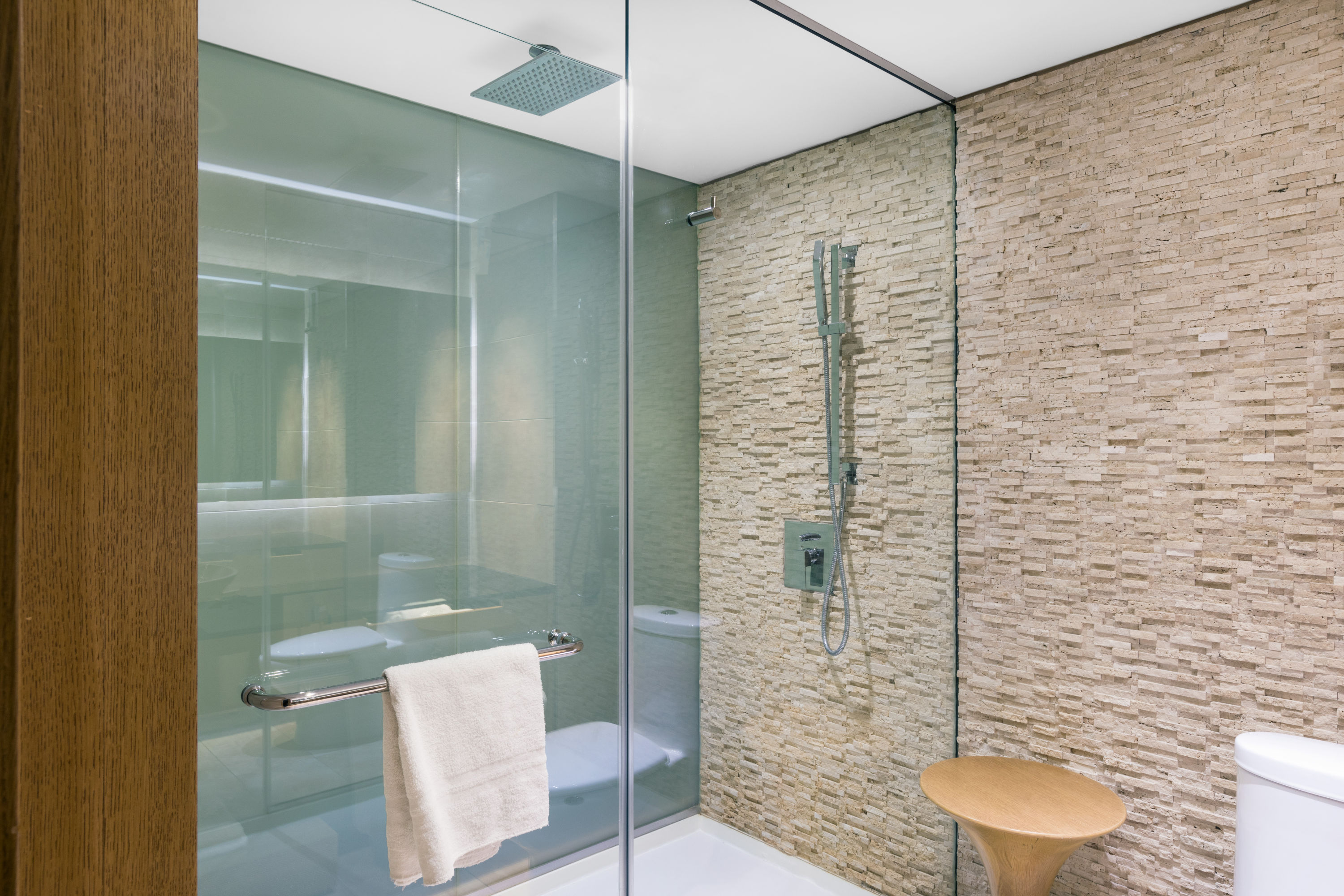 Guest room bath at the Ramada Plaza by Wyndham Prince George in Prince George, British Columbia