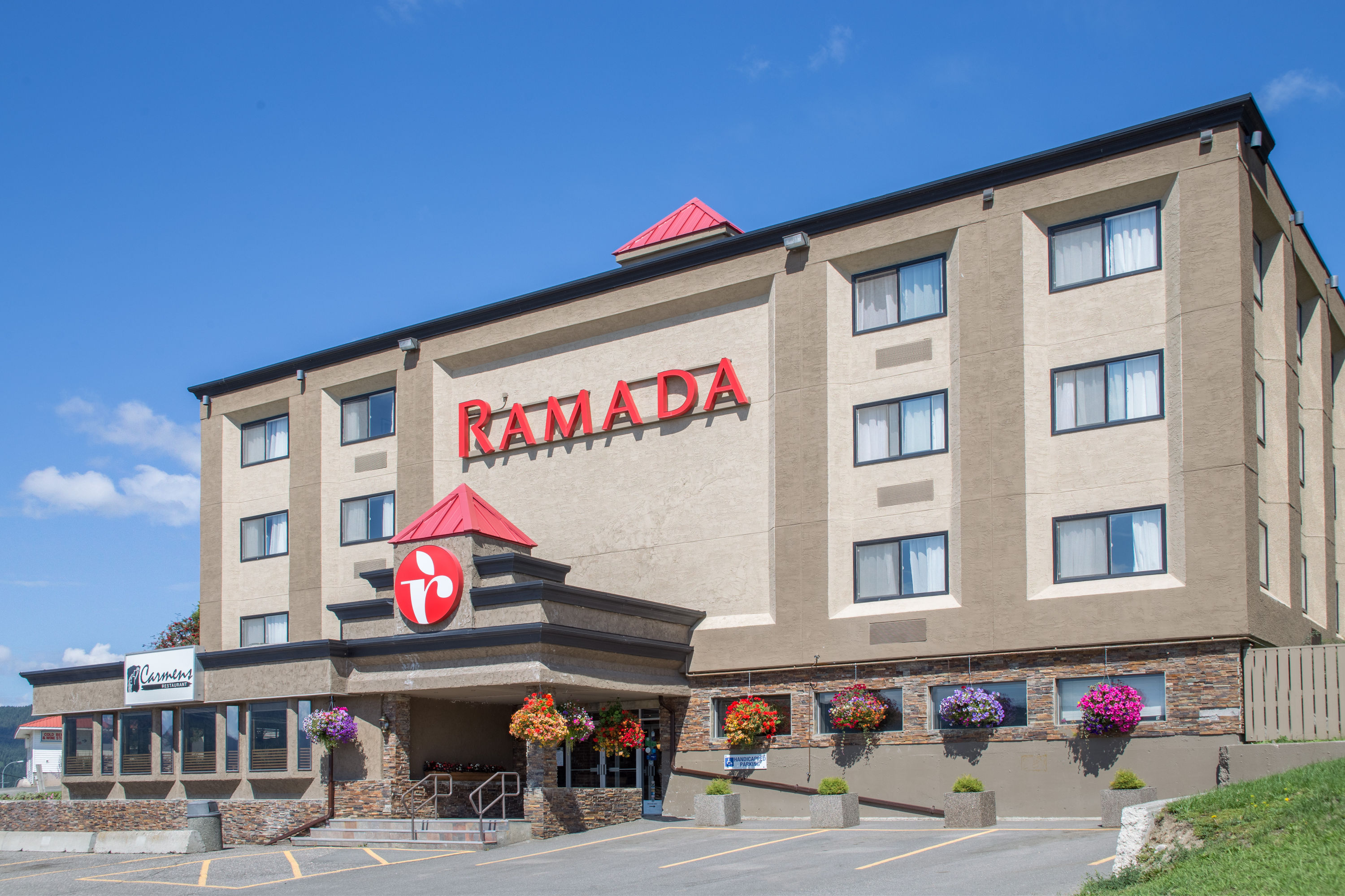 Exterior of Ramada by Wyndham Williams Lake hotel in Williams Lake, British Columbia