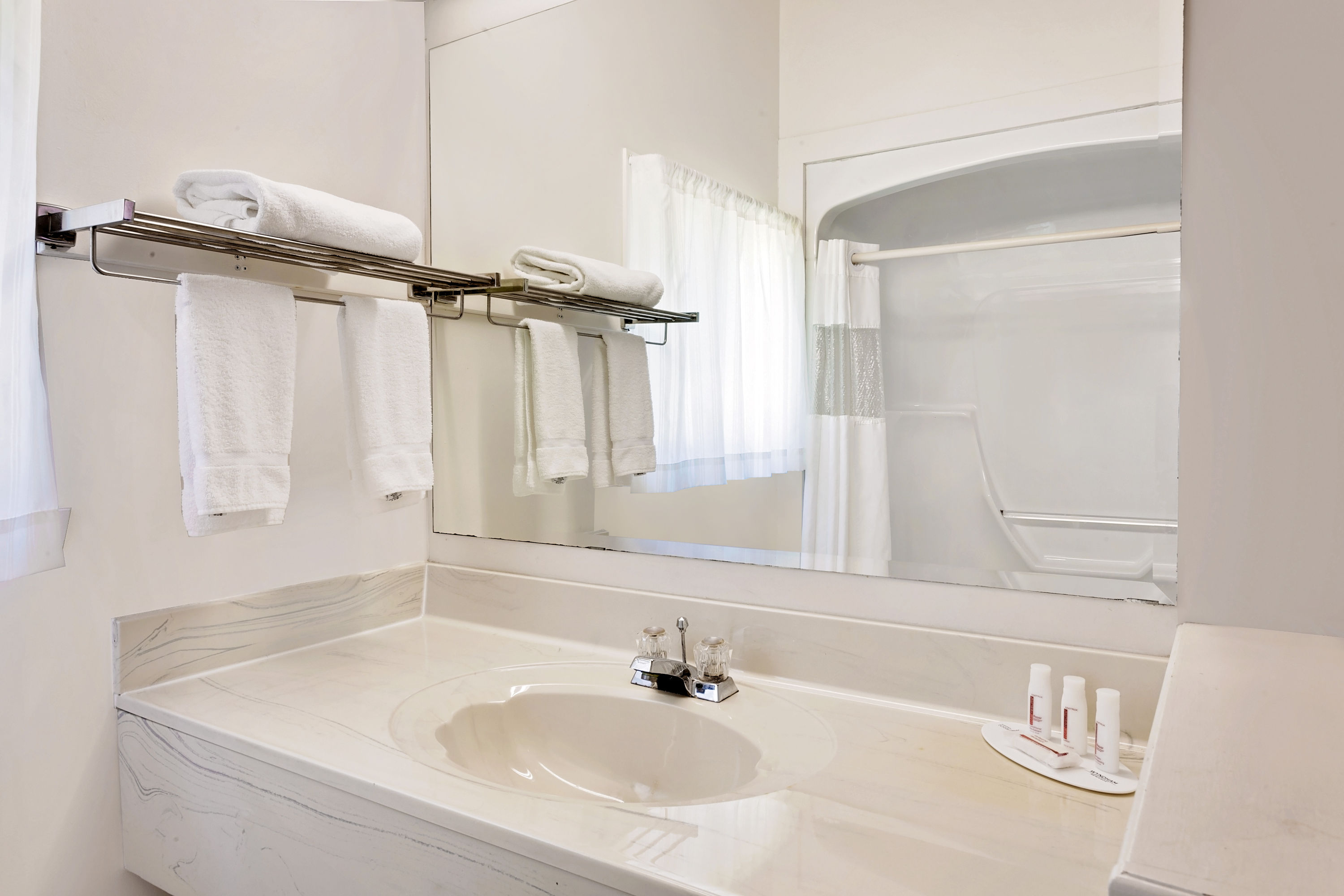 Guest room bath at the Ramada by Wyndham 1000 Islands/Gananoque in Gananoque, Ontario