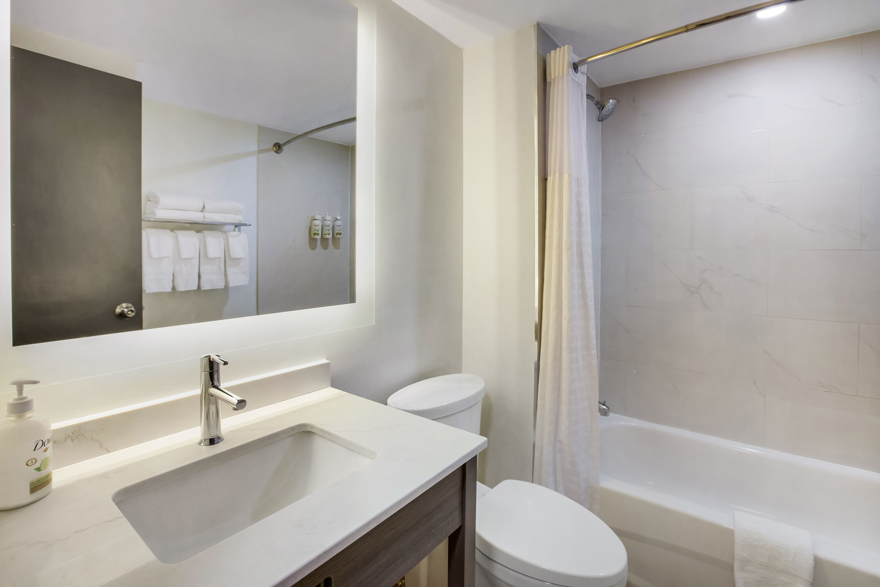 Guest room bath at the Ramada by Wyndham Kingston in Kingston, Ontario