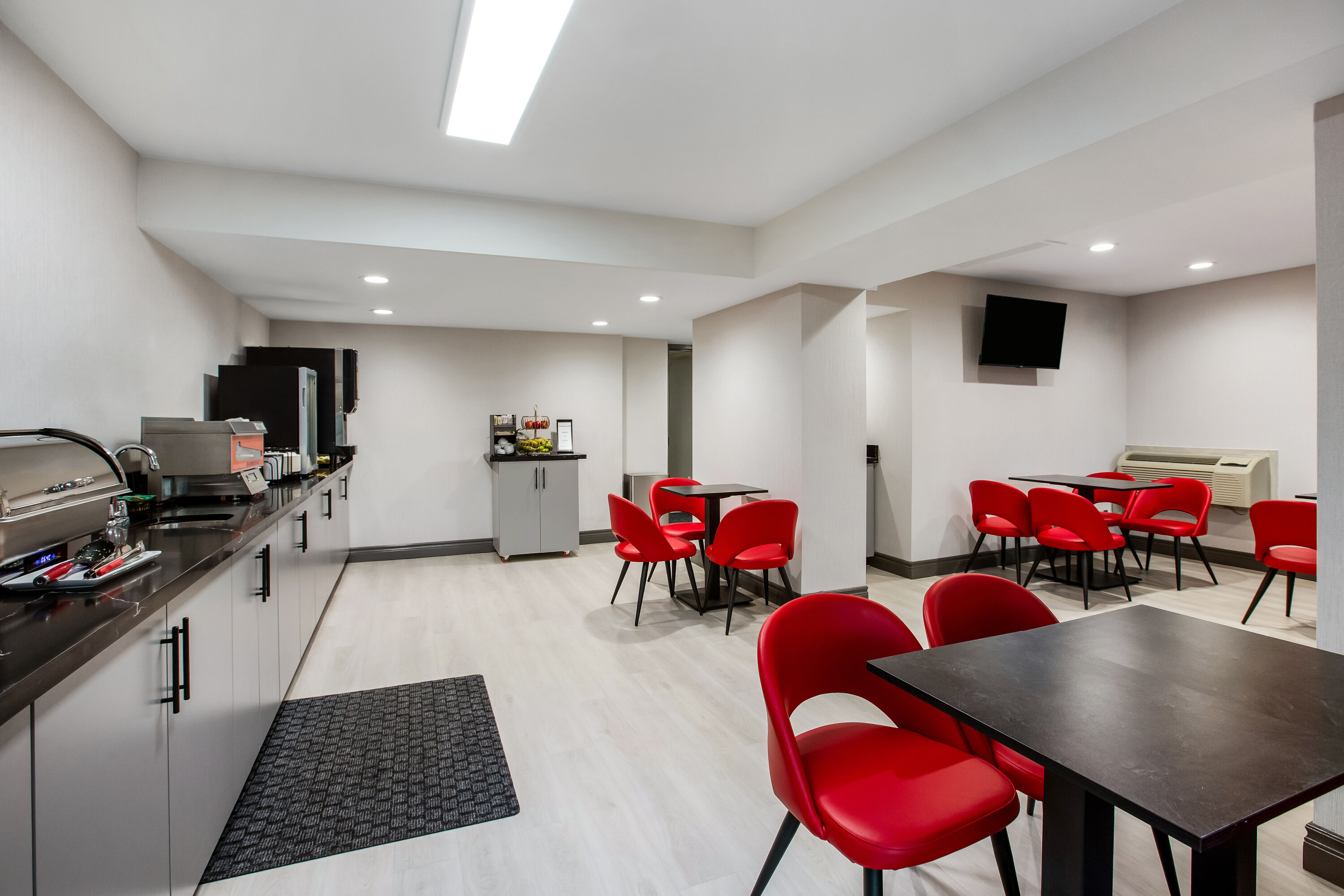 Ramada by Wyndham Kingston restaurant breakfast area with seating in Kingston, Ontario