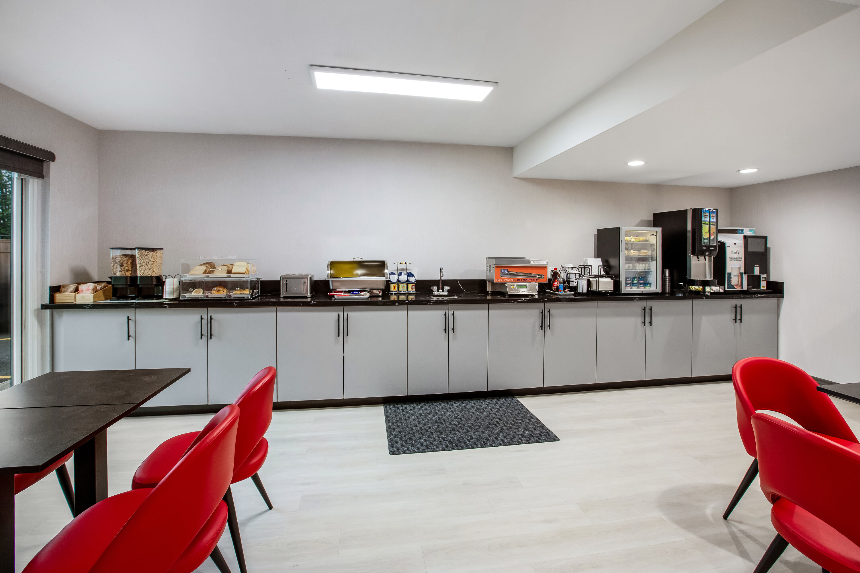 Ramada by Wyndham Kingston restaurant breakfast area with seating in Kingston, Ontario