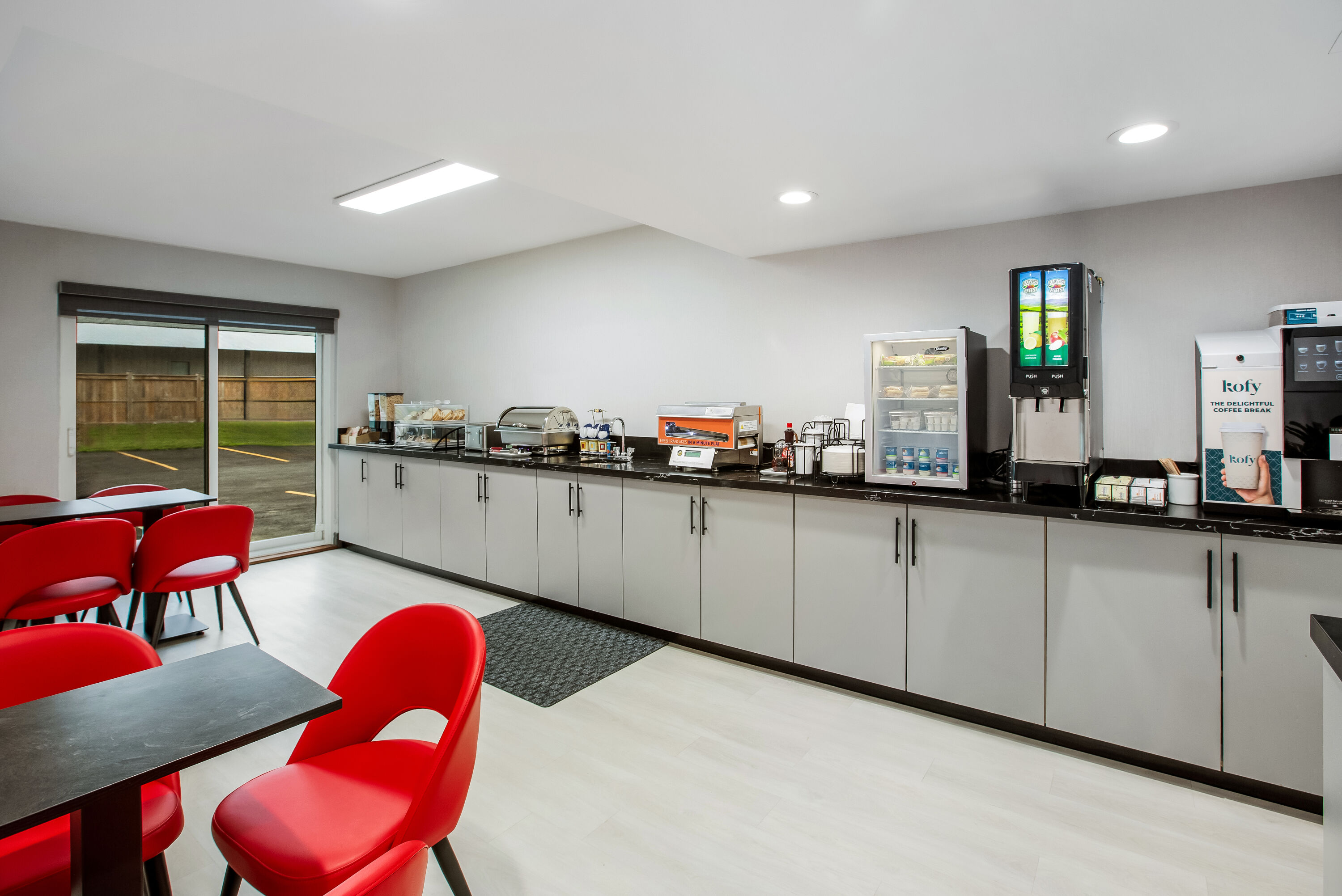 Ramada by Wyndham Kingston restaurant breakfast area with seating in Kingston, Ontario