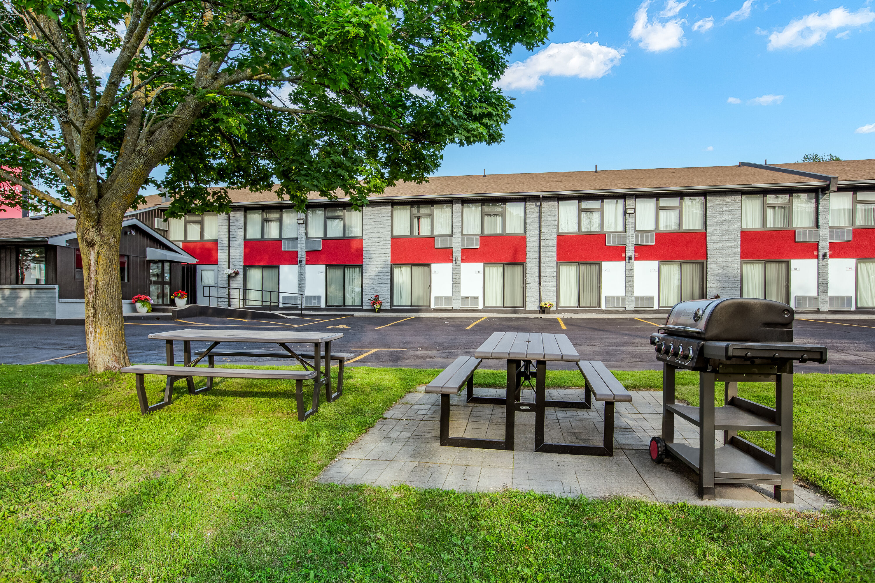 Exterior Day Image of Ramada by Wyndham Kingston hotel in Kingston, Ontario