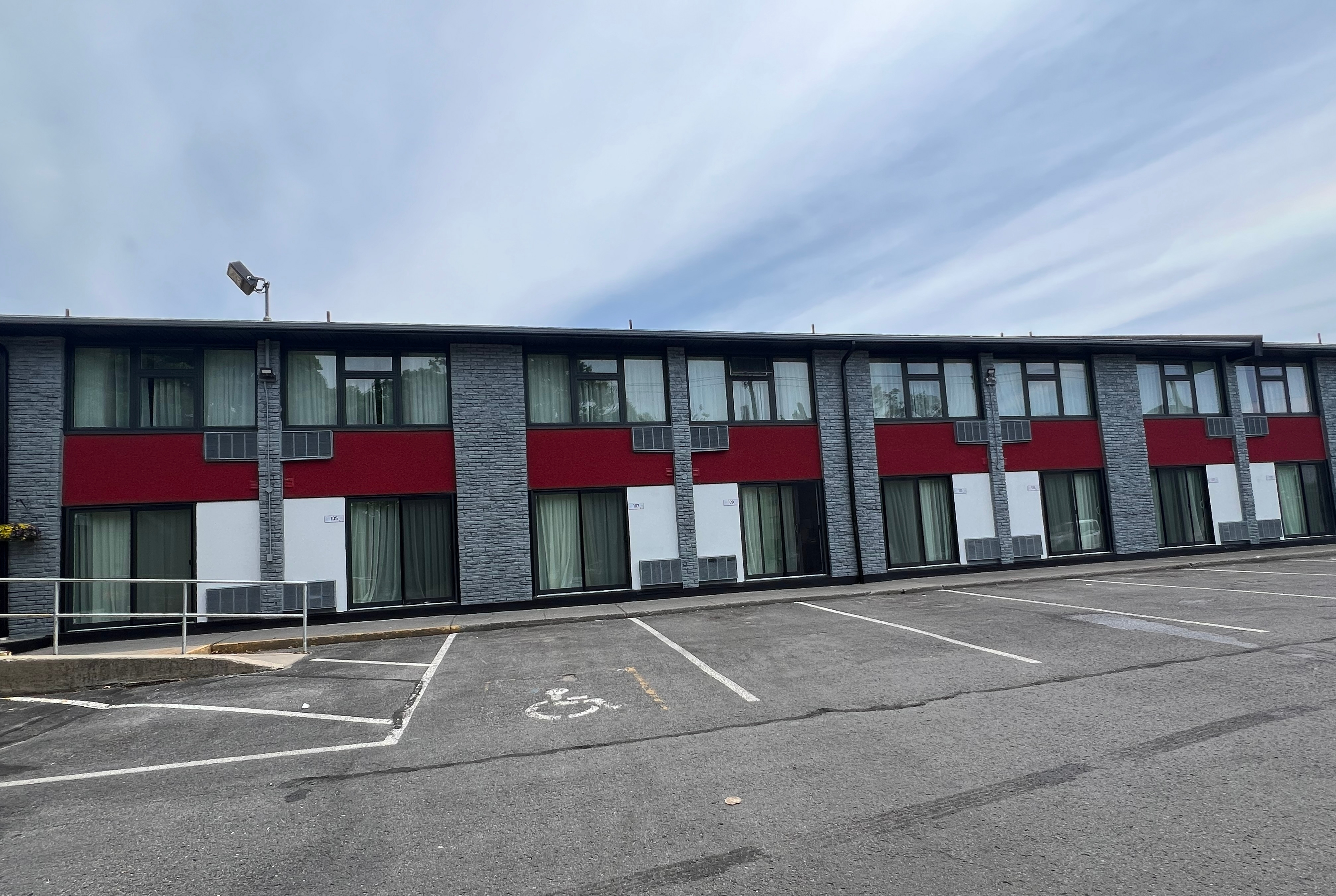 Exterior of Ramada by Wyndham Kingston hotel in Kingston, Ontario