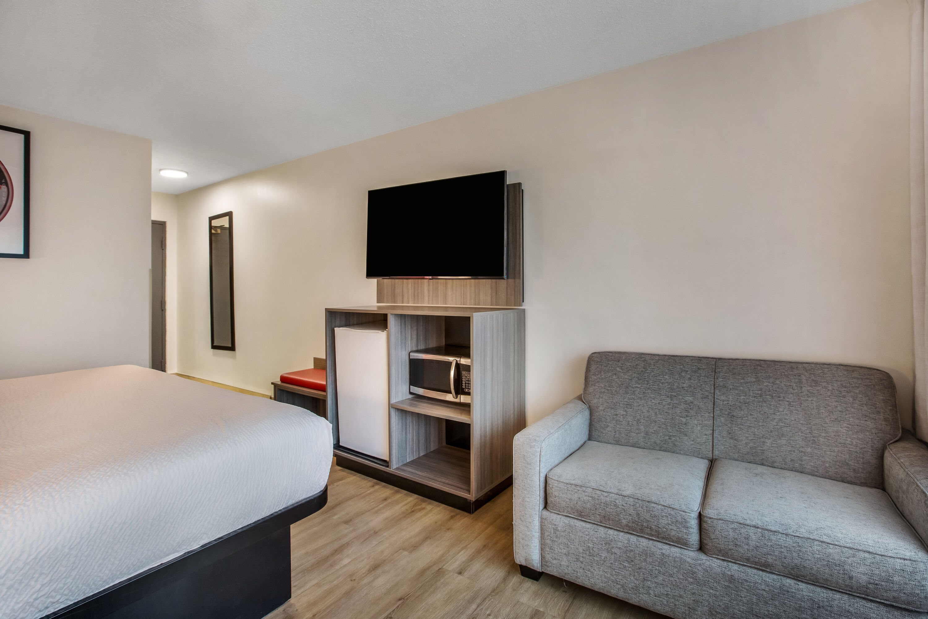 King bed guest room at the Ramada by Wyndham Kingston in Kingston, Ontario