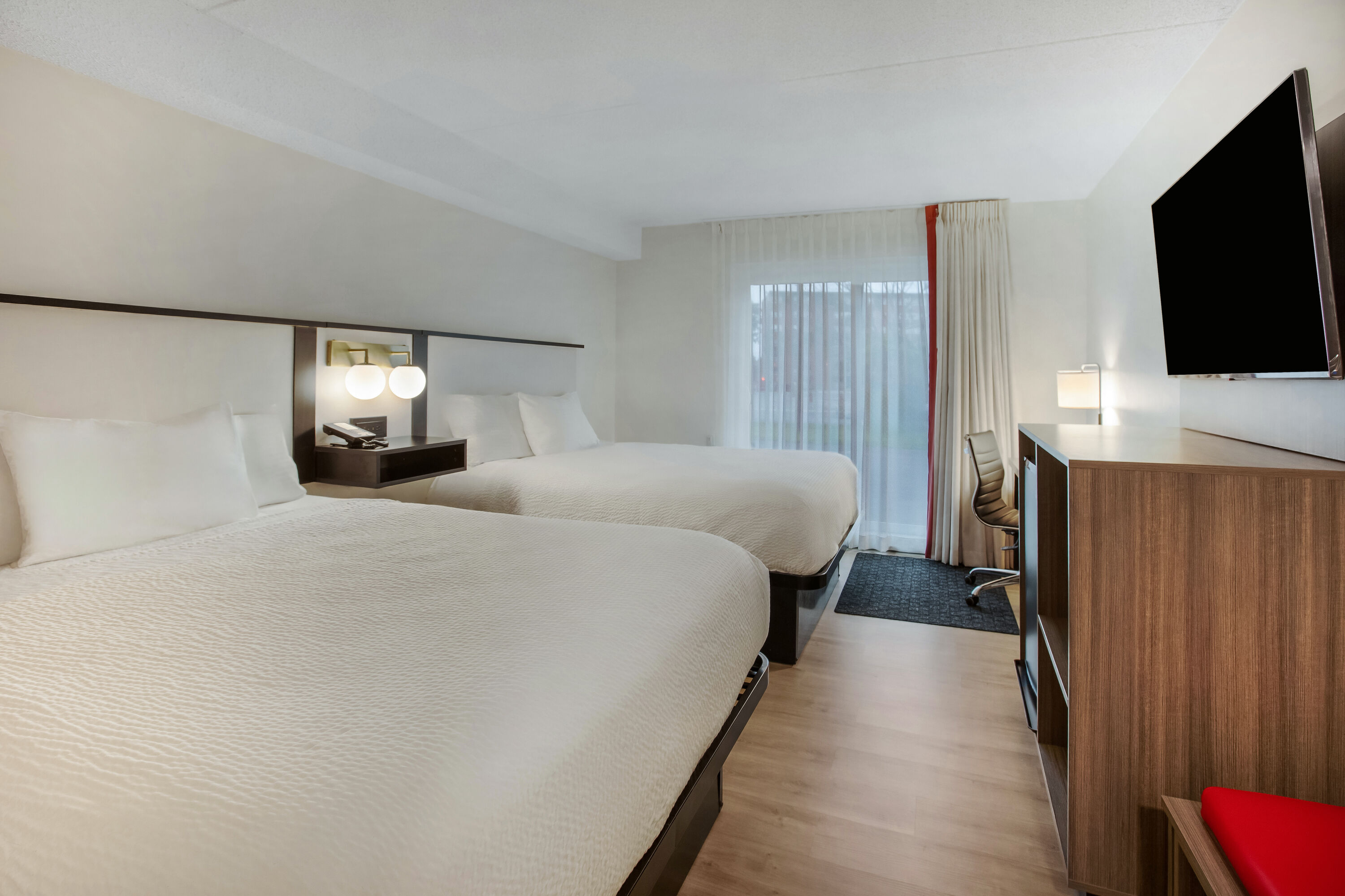 Queen bed guest room at the Ramada by Wyndham Kingston in Kingston, Ontario