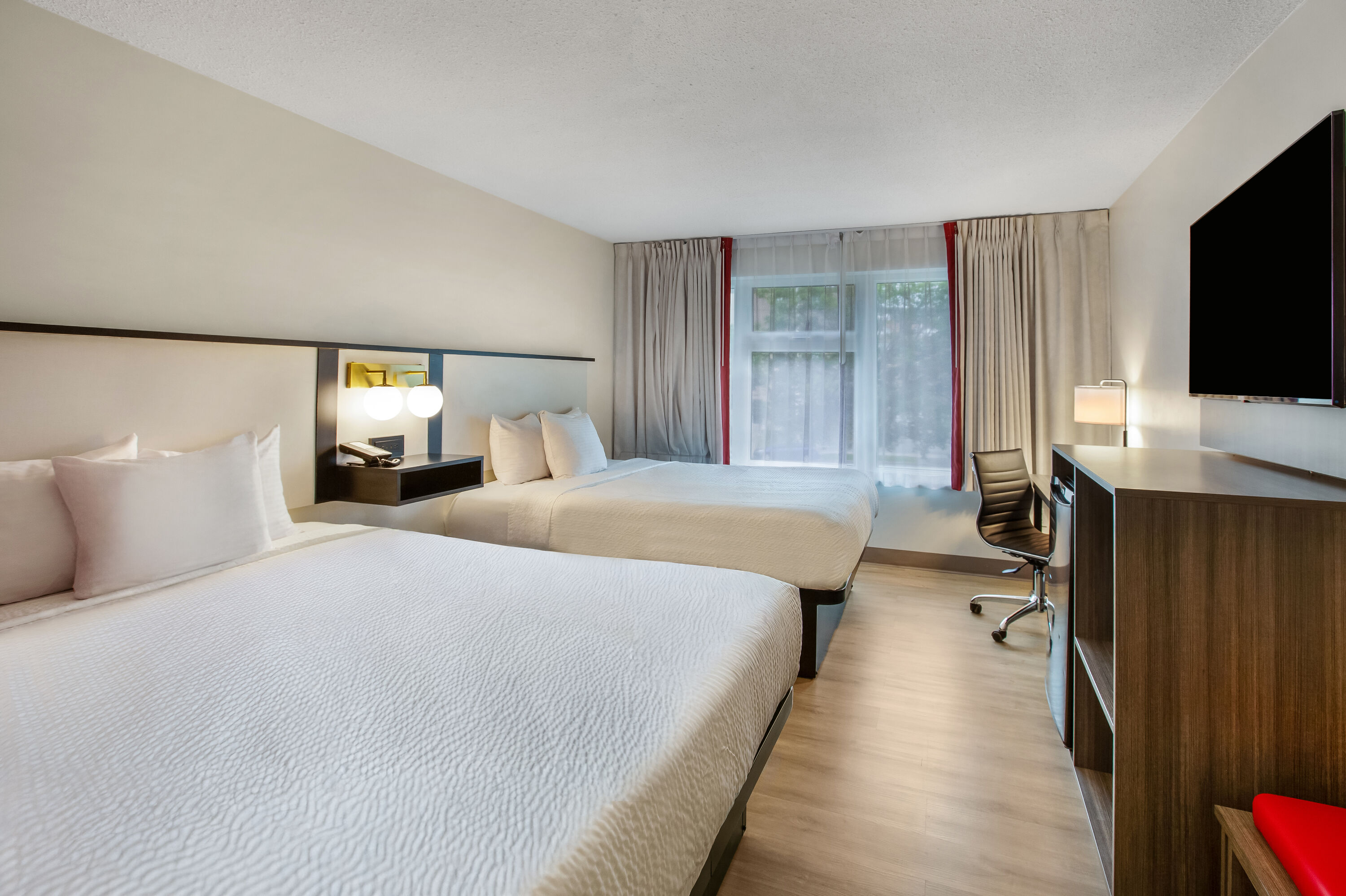 Queen bed guest room at the Ramada by Wyndham Kingston in Kingston, Ontario