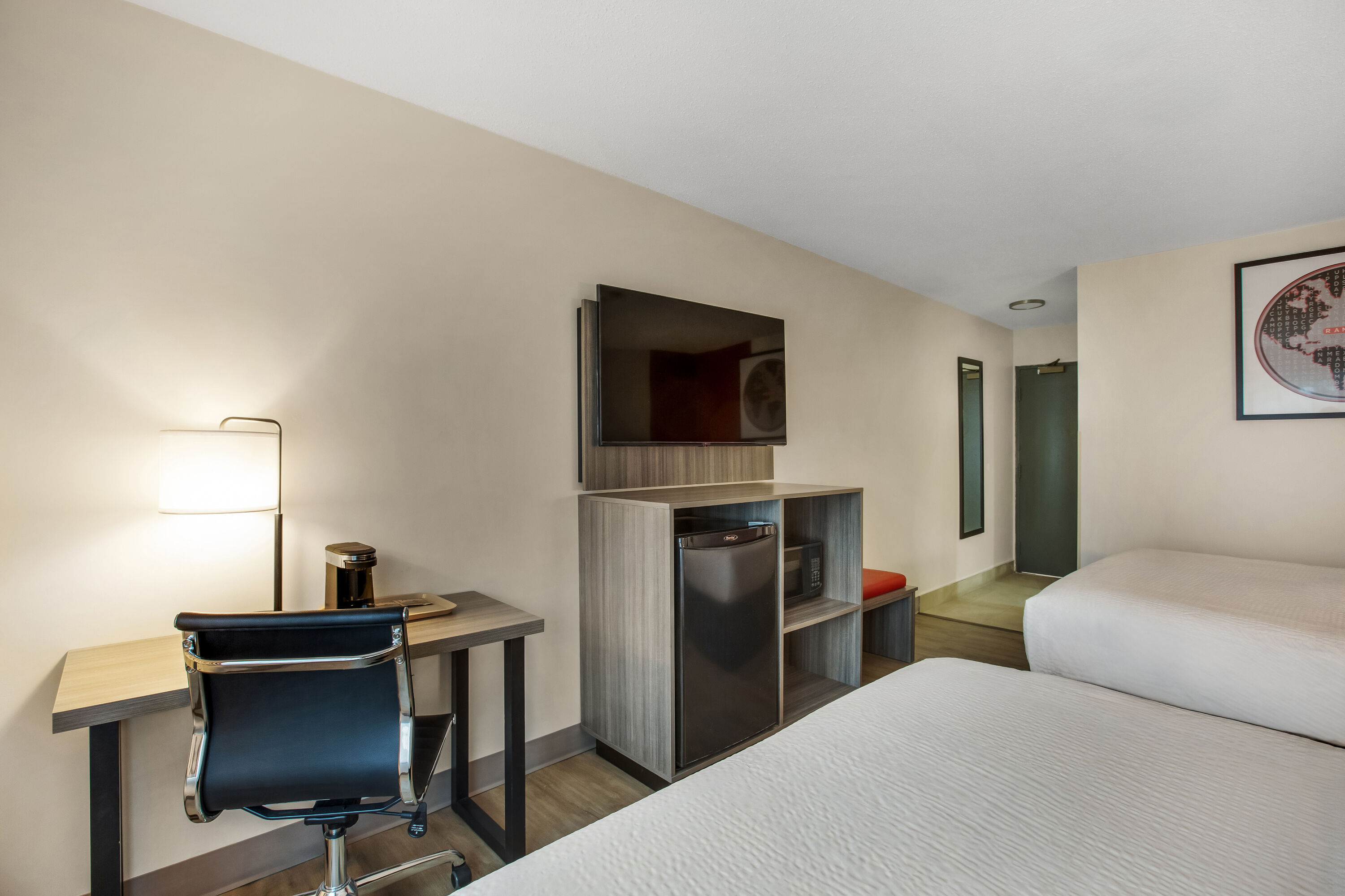 Queen bed guest room at the Ramada by Wyndham Kingston in Kingston, Ontario