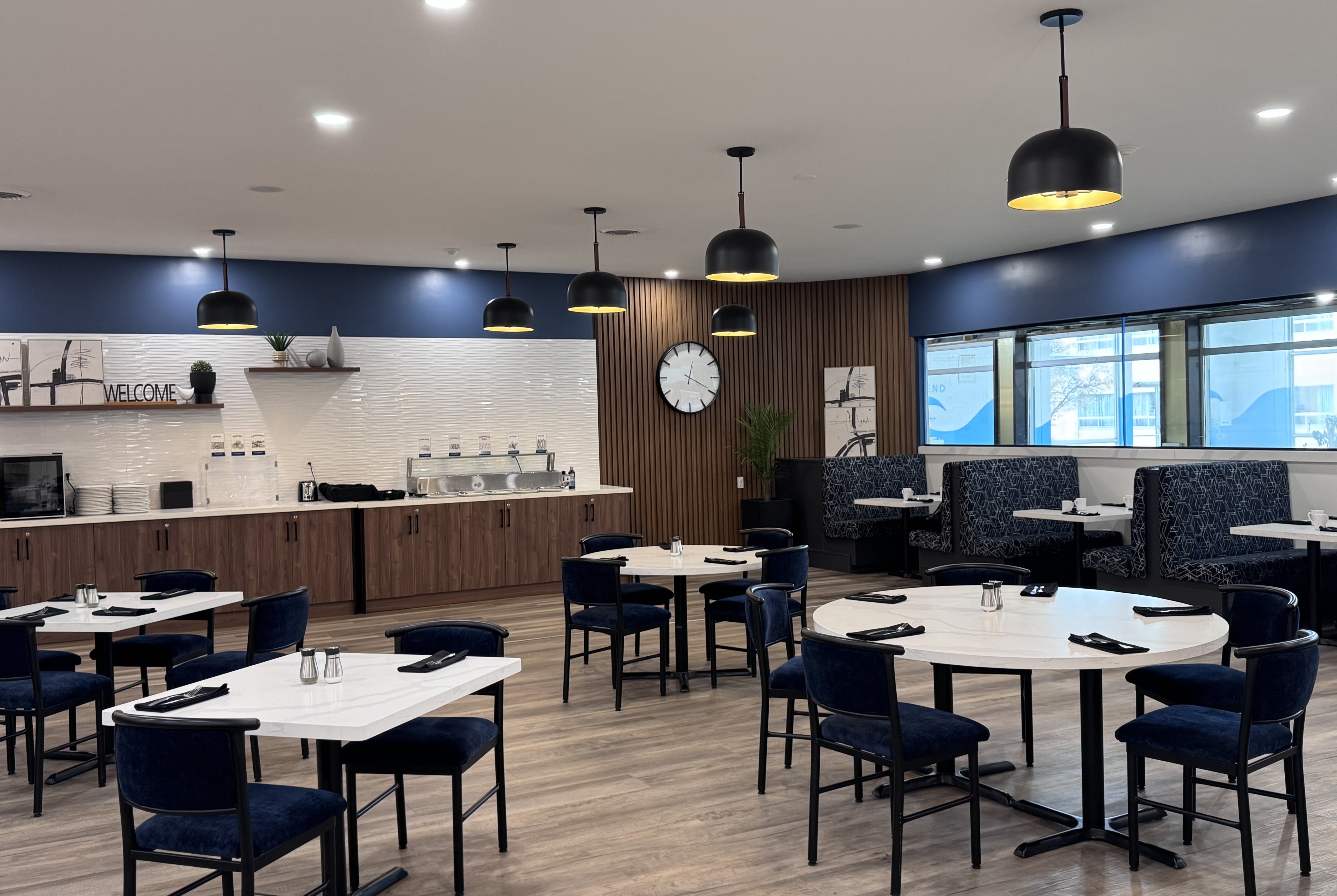 Ramada by Wyndham London restaurant breakfast area with seating in London, Ontario