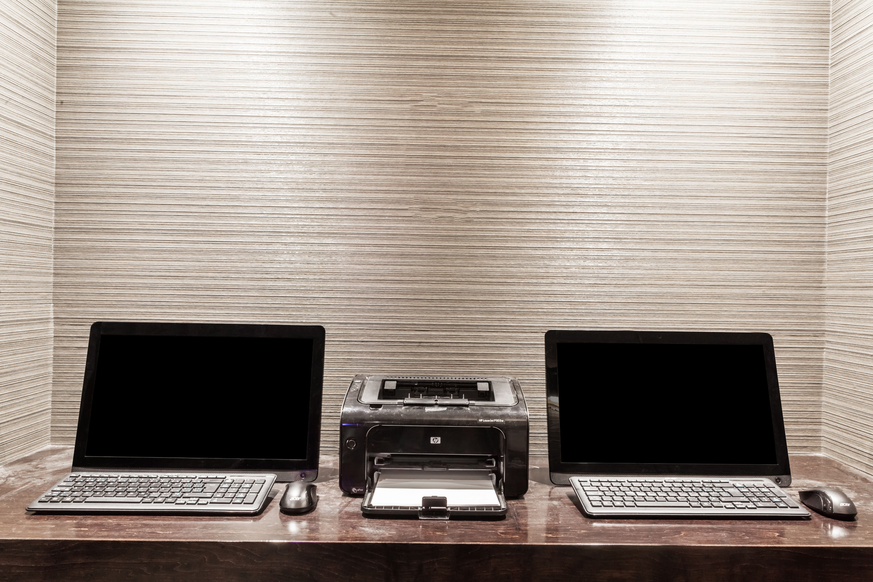 Ramada by Wyndham Ottawa On The Rideau business center in Ottawa, Ontario