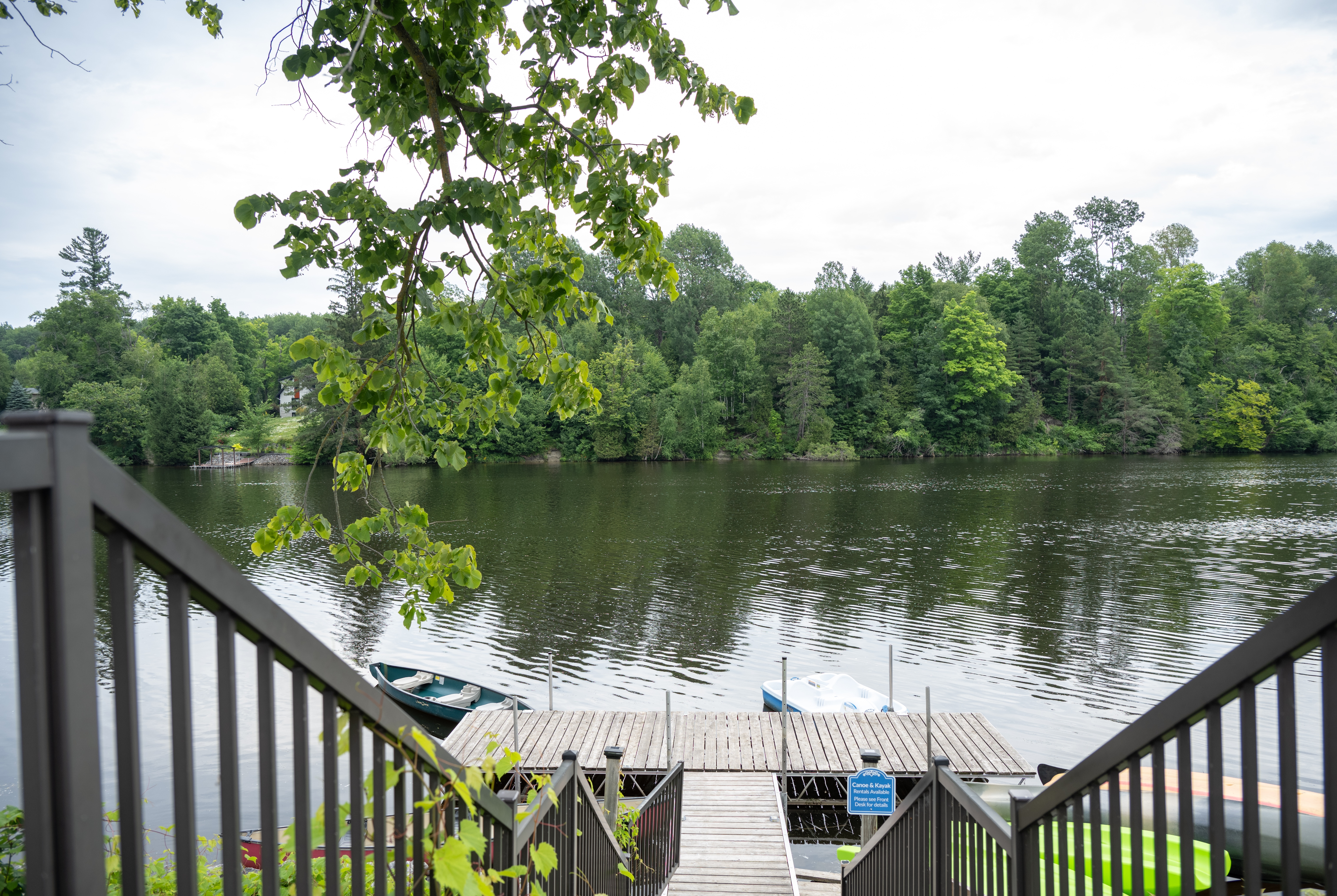 Exterior of Ramada by Wyndham Ottawa On The Rideau hotel in Ottawa, Ontario
