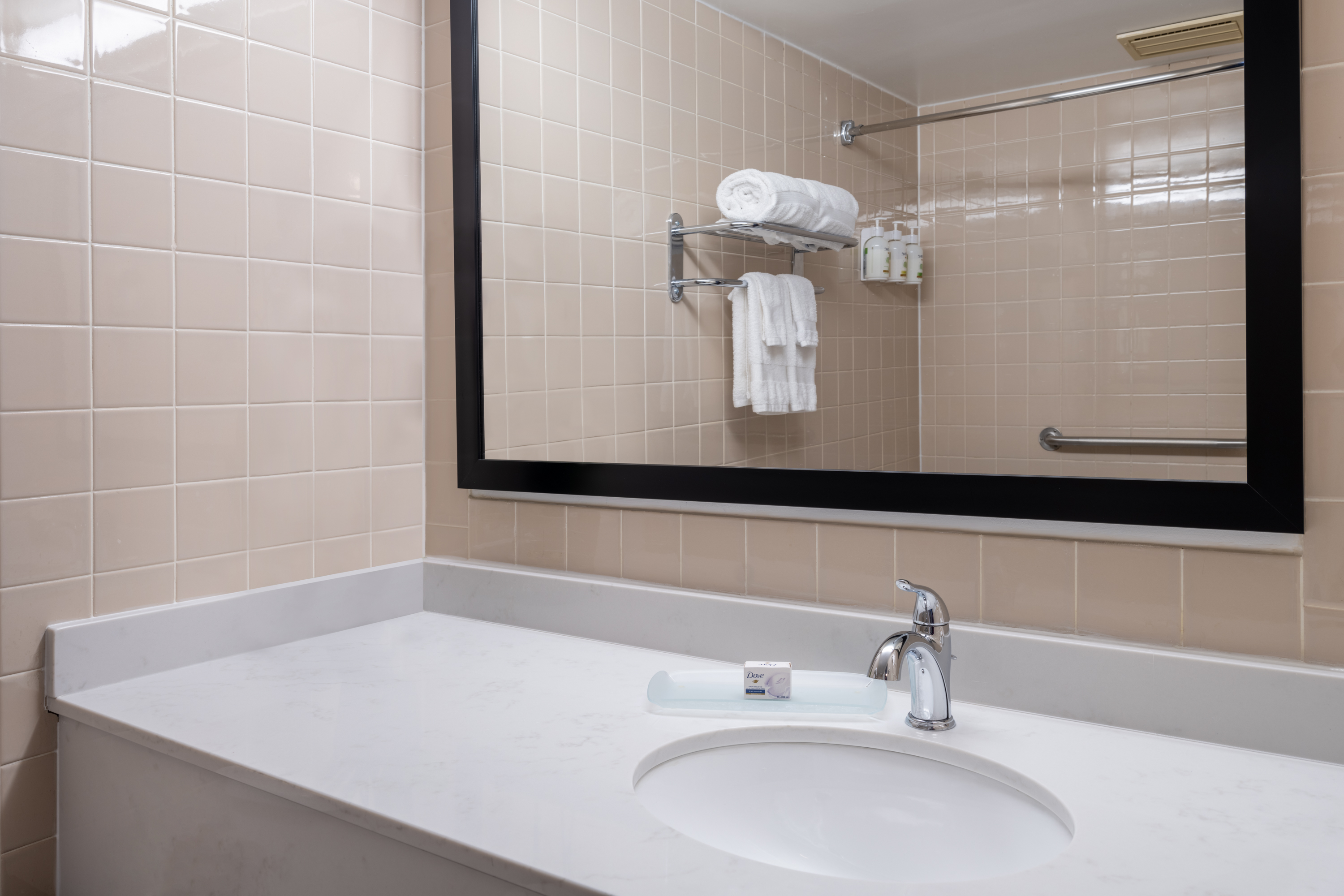 Guest room bath at the Ramada by Wyndham Thunder Bay Airlane Hotel in Thunder Bay, Ontario