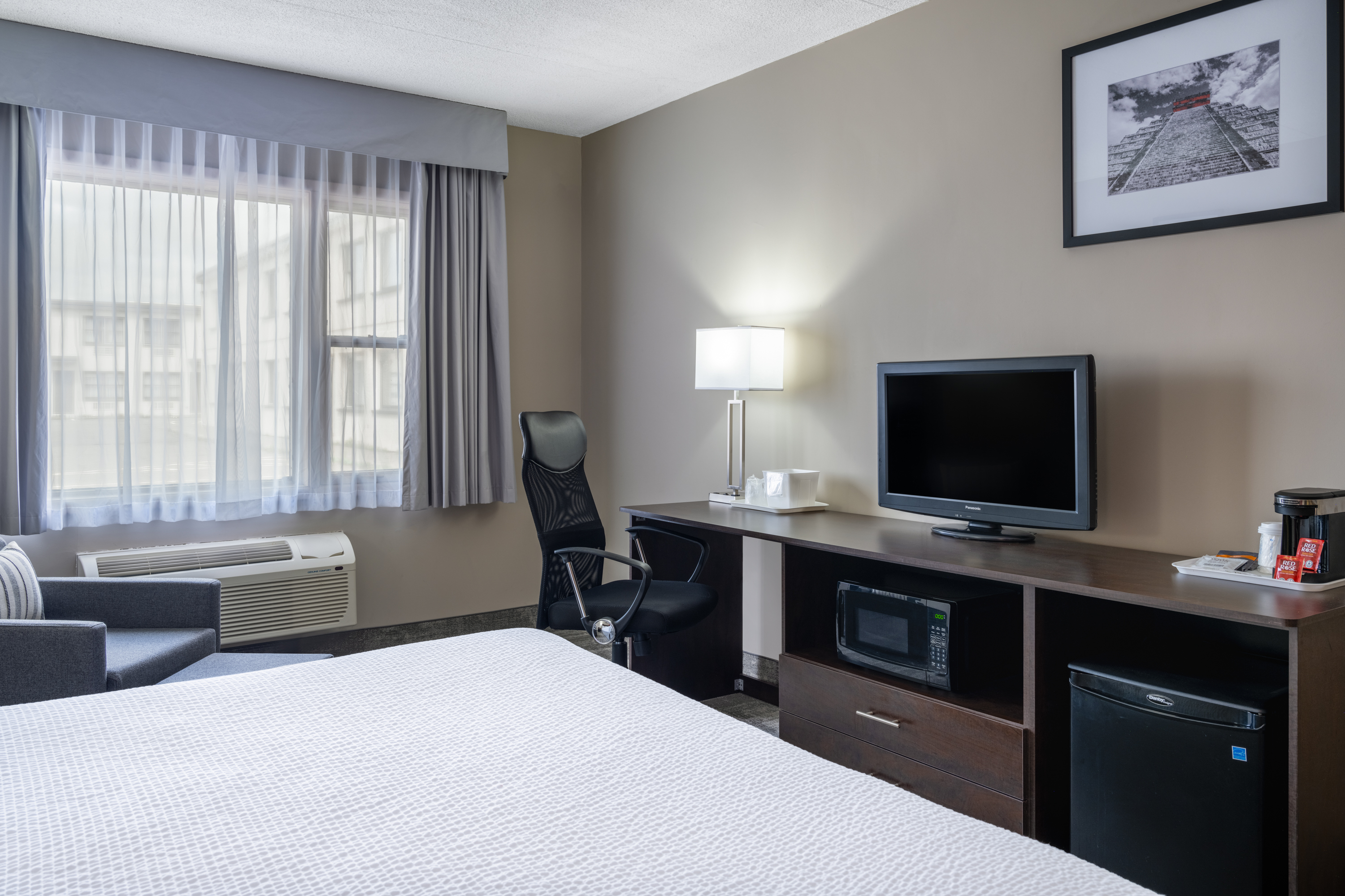 Guest room at the Ramada by Wyndham Thunder Bay Airlane Hotel in Thunder Bay, Ontario