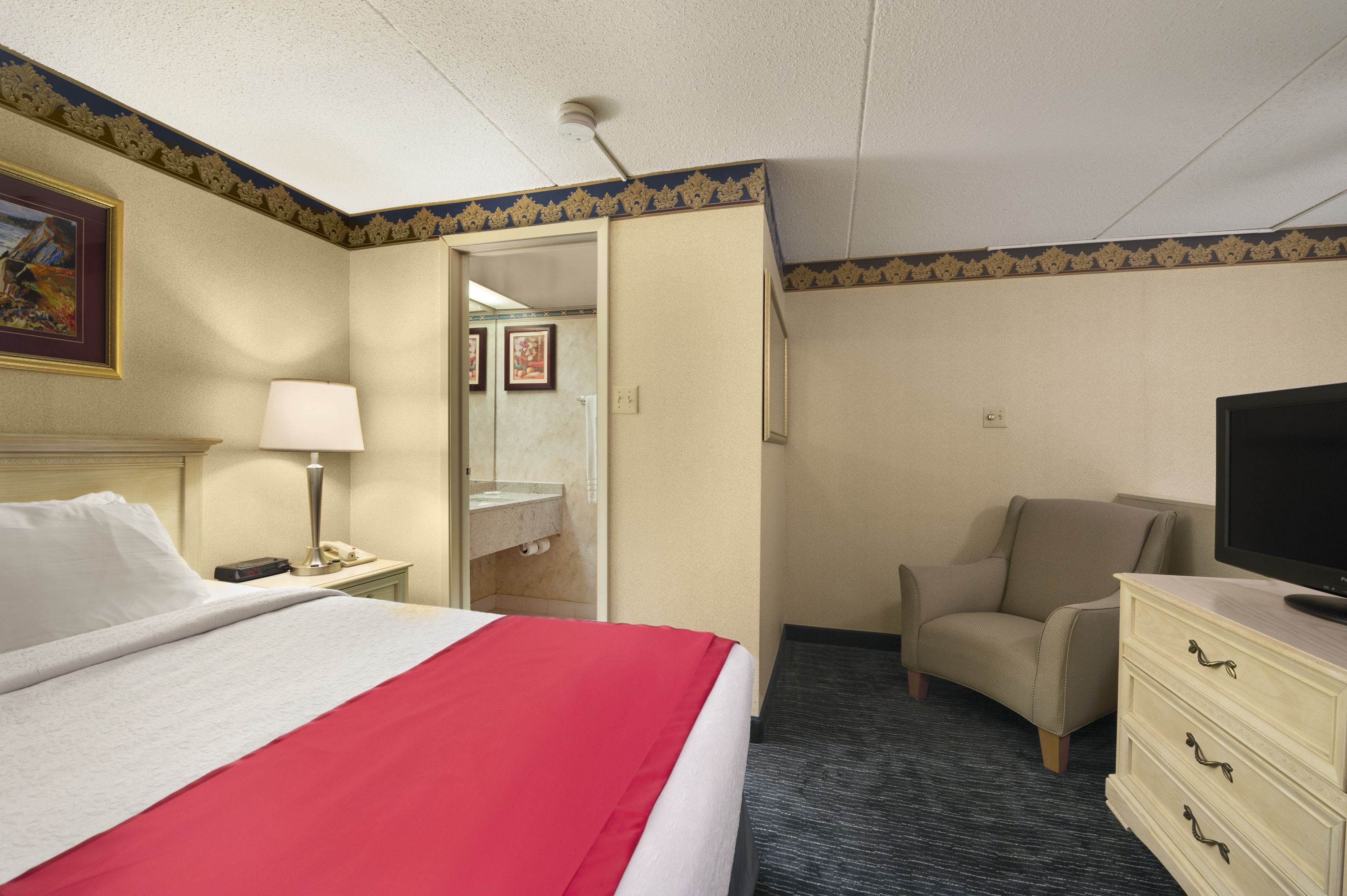 Ramada by Wyndham Trenton suite in Trenton, Ontario