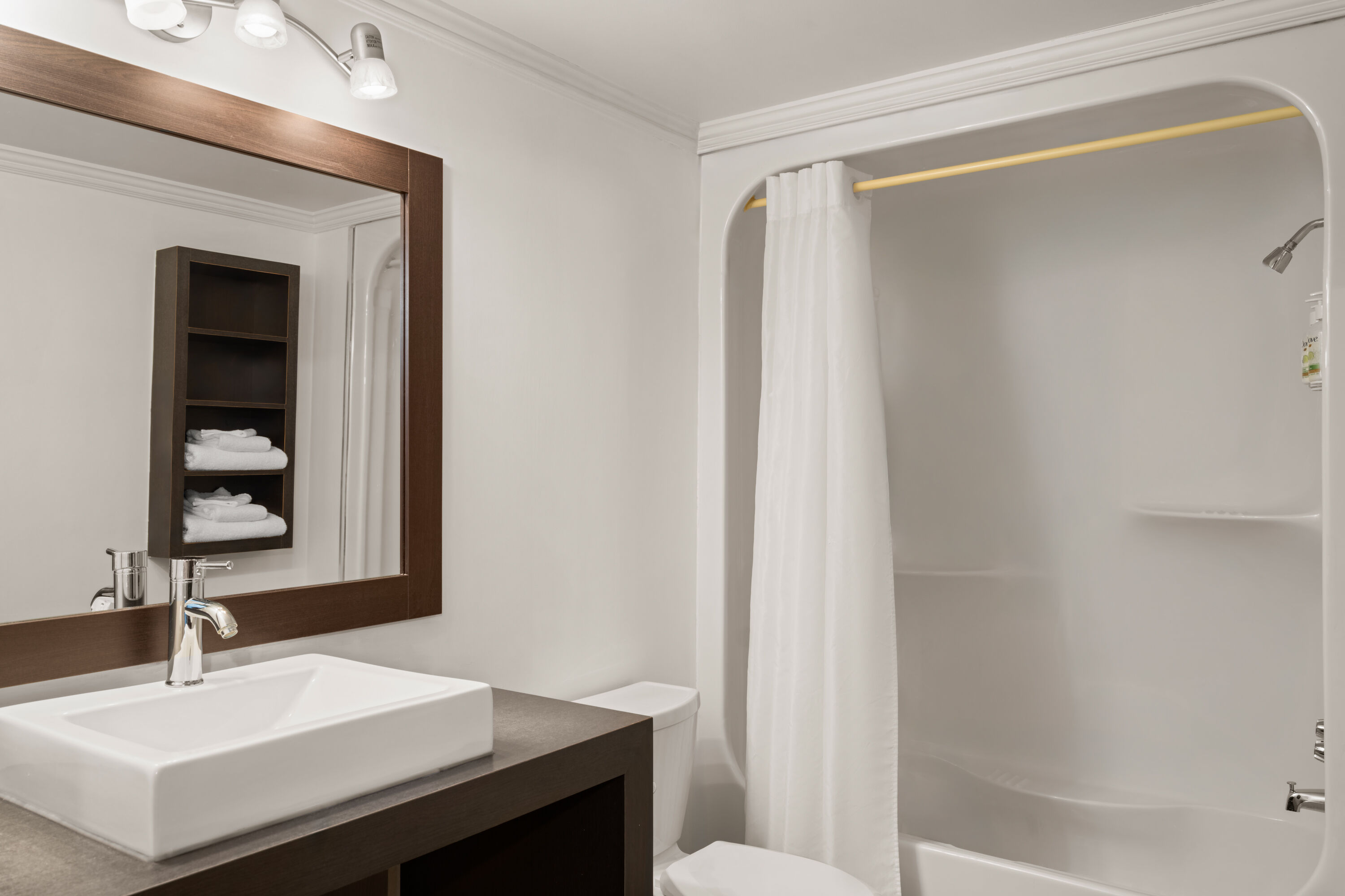 Guest room bath at the Ramada by Wyndham Laval in Laval, Quebec