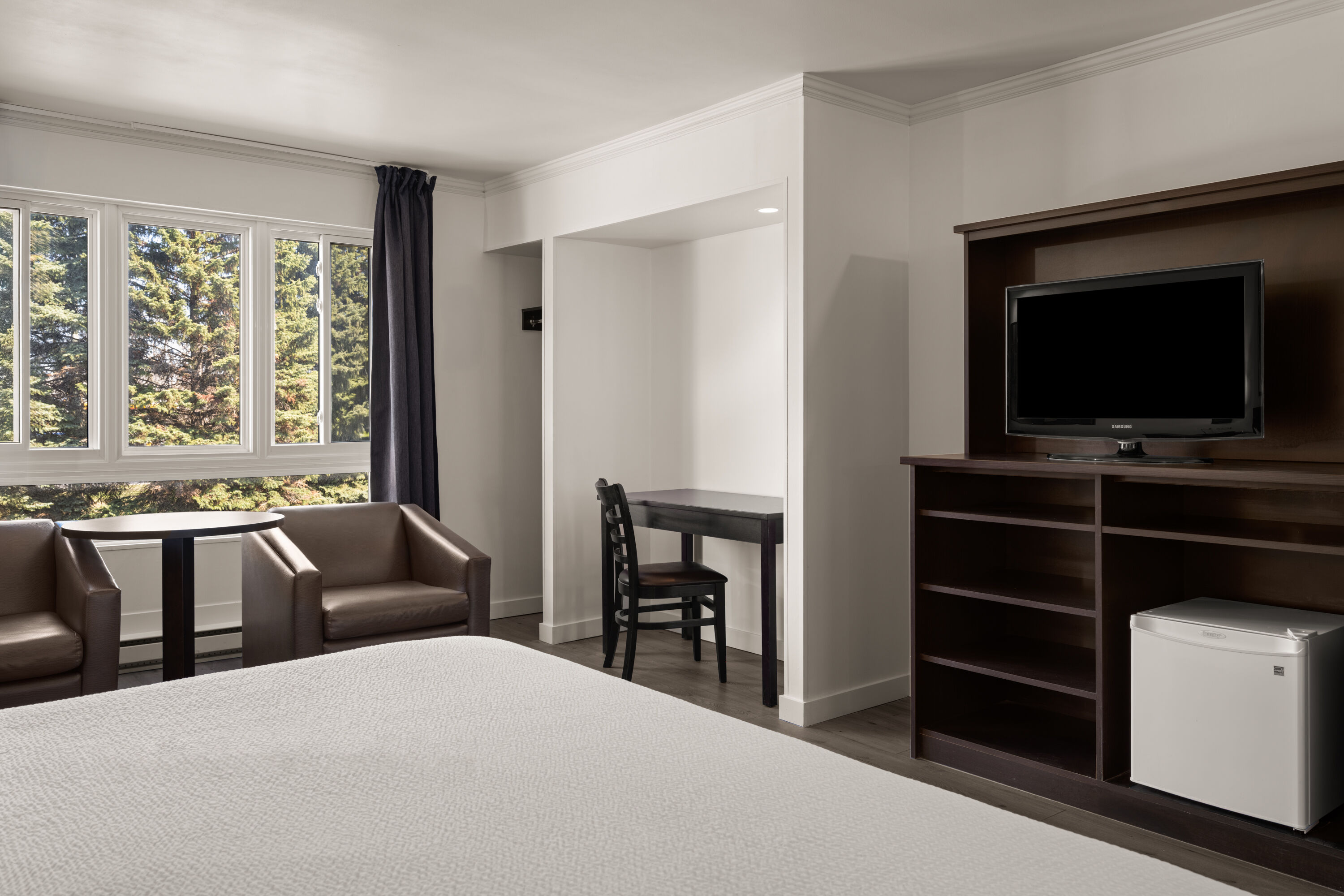 Guest room at the Ramada by Wyndham Laval in Laval, Quebec