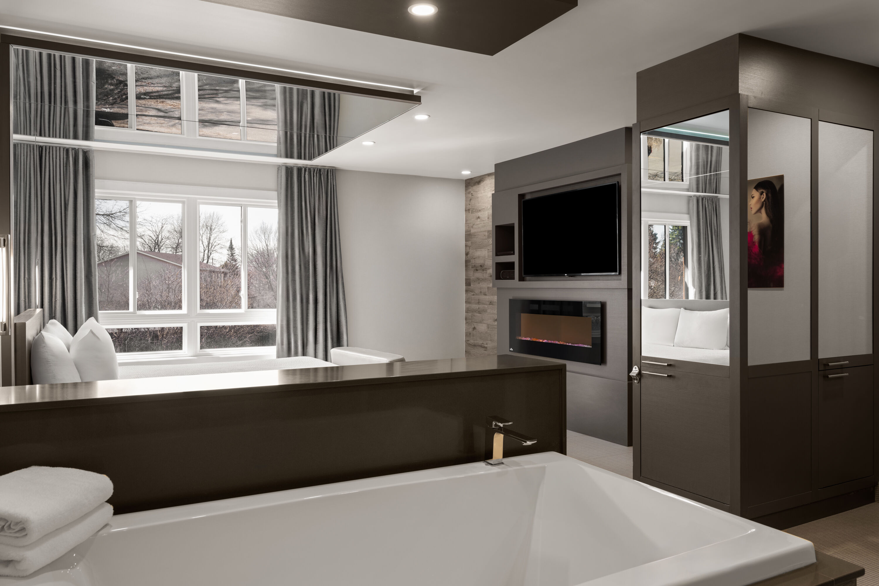 Ramada by Wyndham Laval hot tub suite in Laval, Quebec