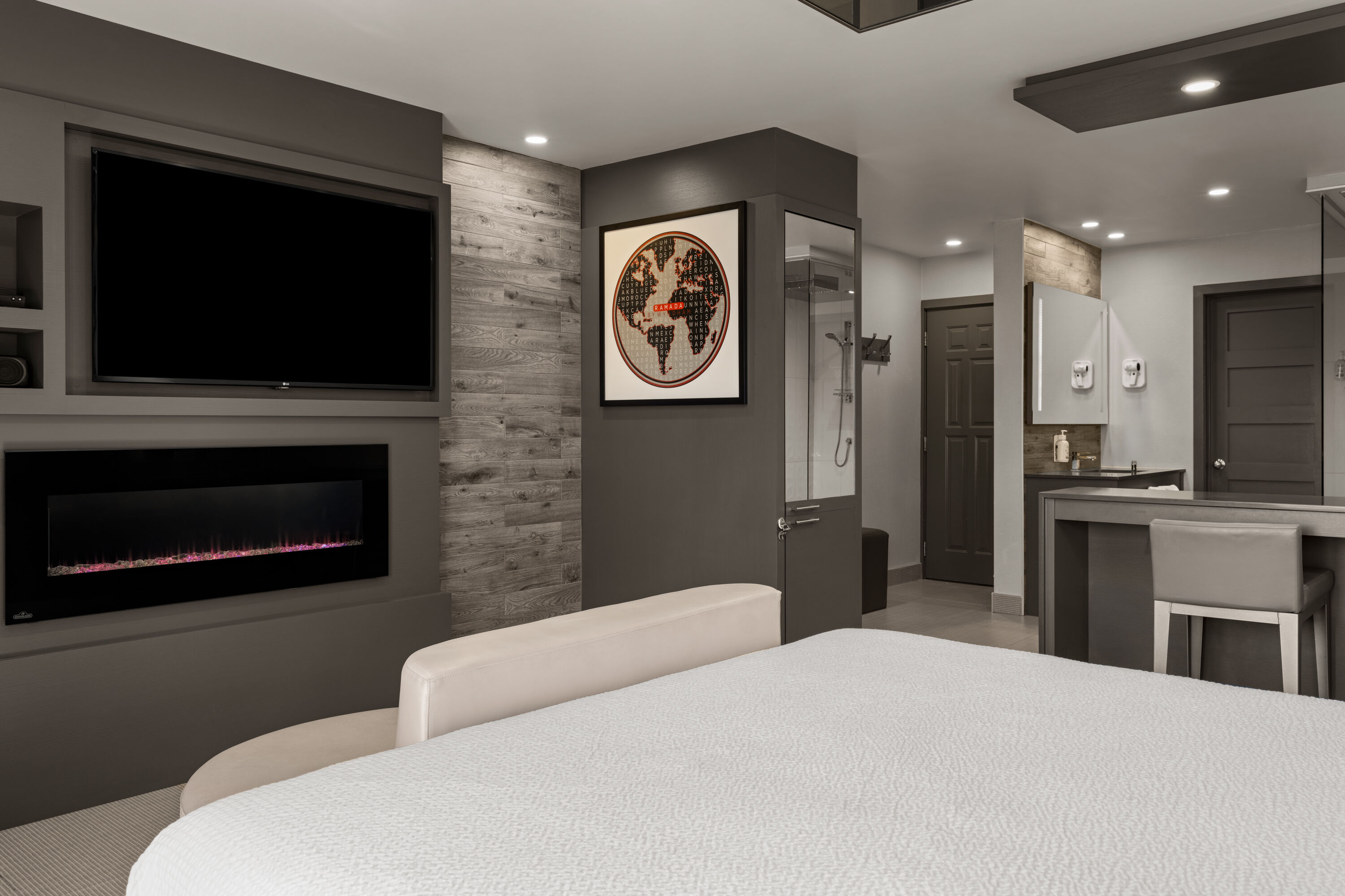 Ramada by Wyndham Laval hot tub suite in Laval, Quebec