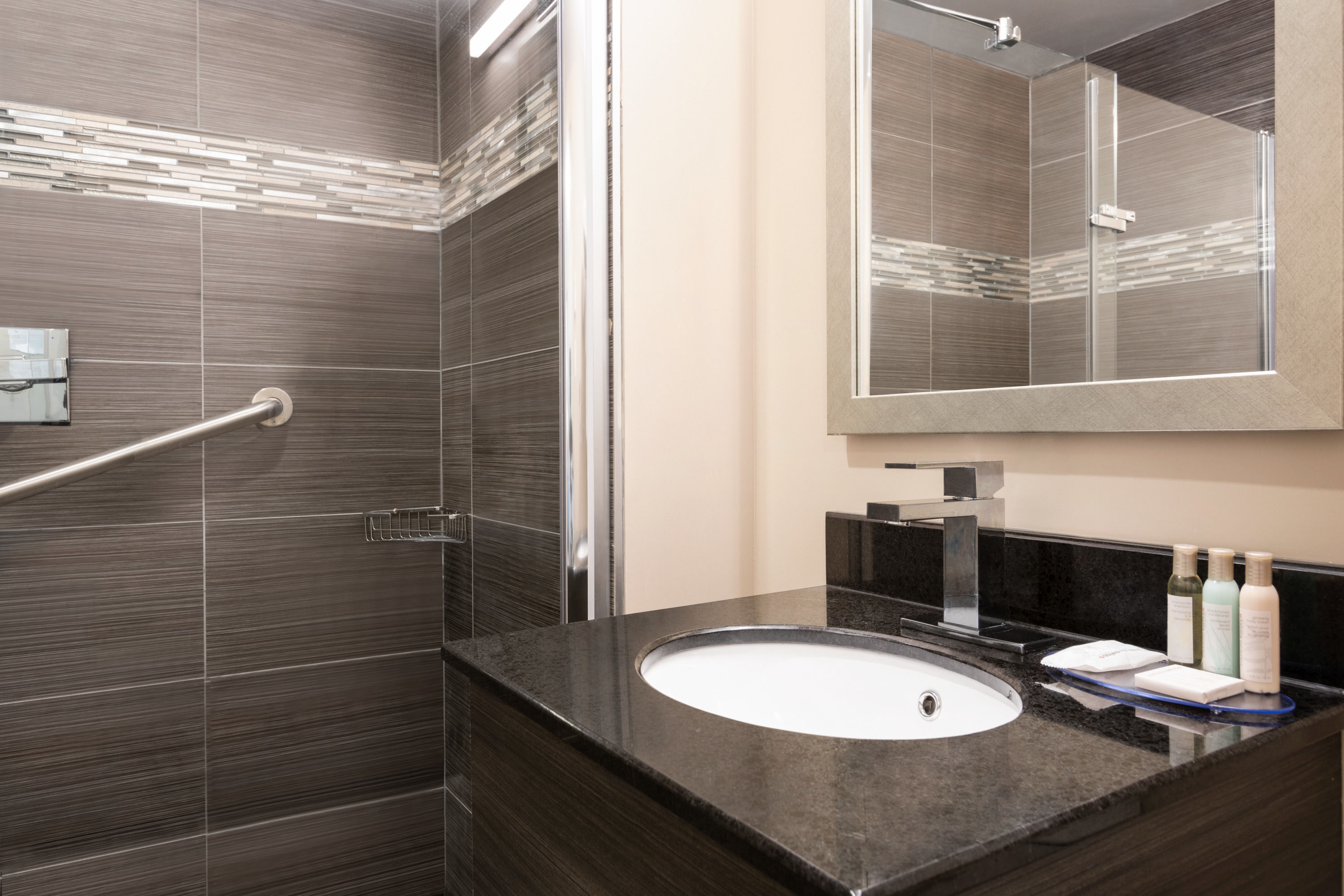 Guest room bath at the Ramada Plaza by Wyndham Montreal in Montreal, Quebec