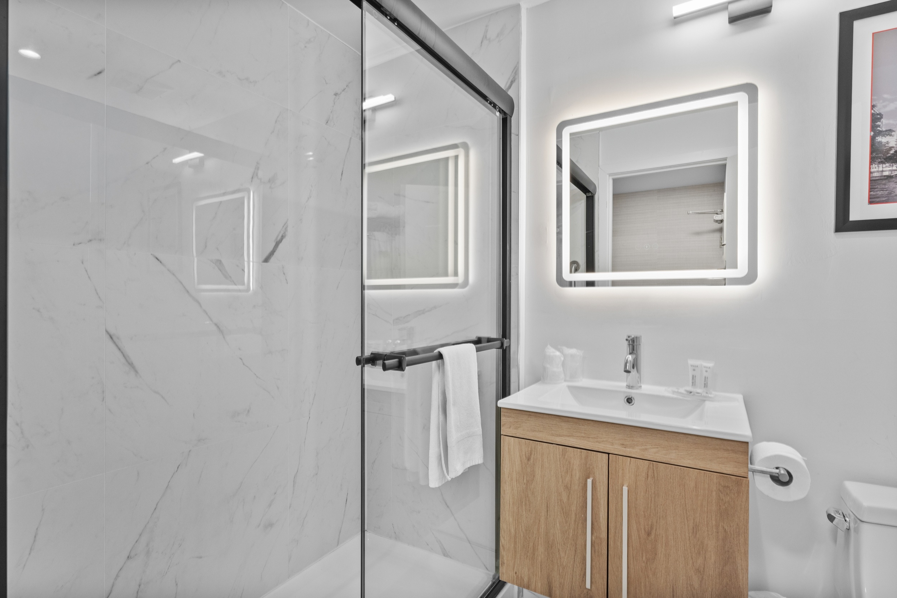 Guest room bath at the Ramada Plaza by Wyndham Montreal in Montreal, Quebec