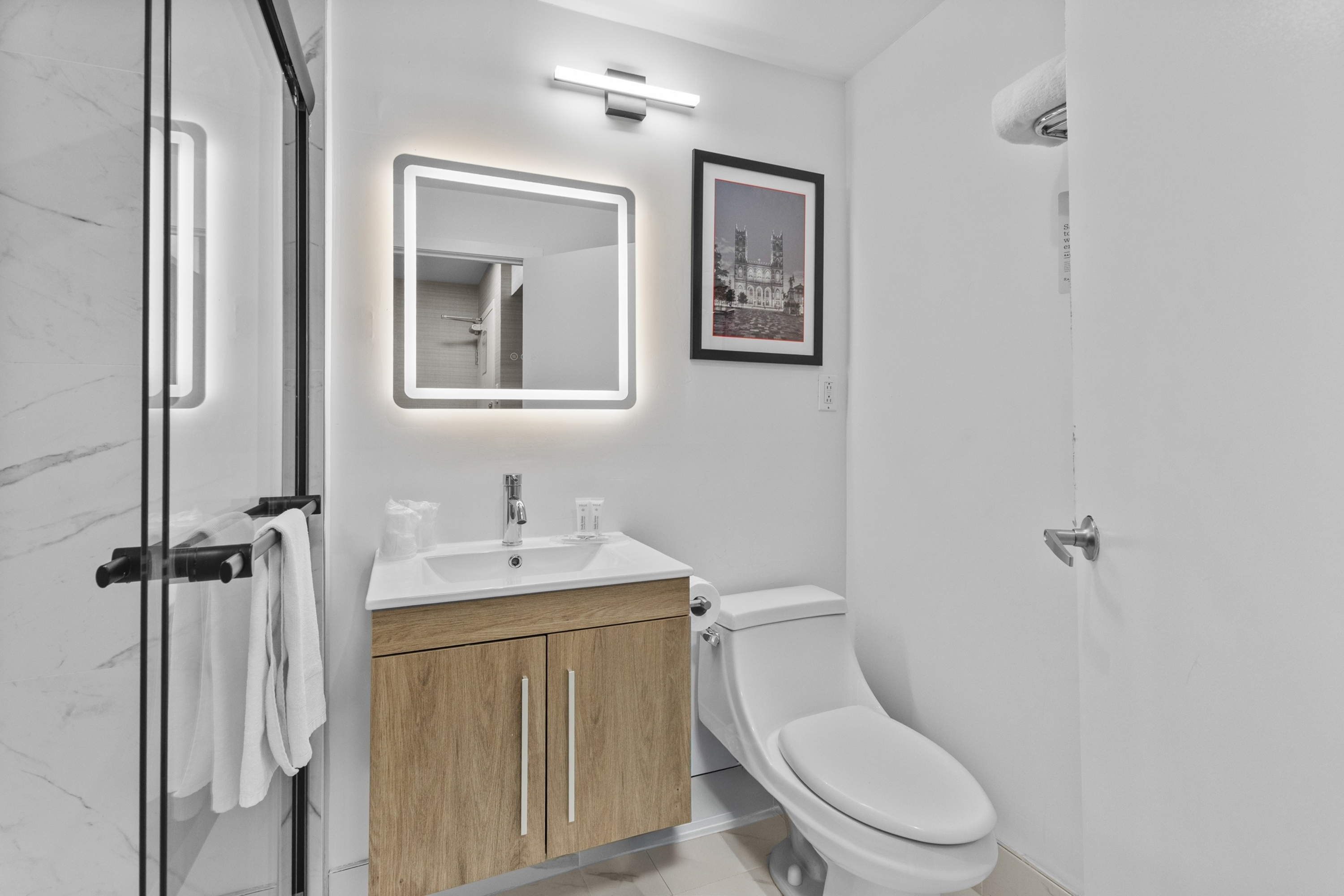 Guest room bath at the Ramada Plaza by Wyndham Montreal in Montreal, Quebec