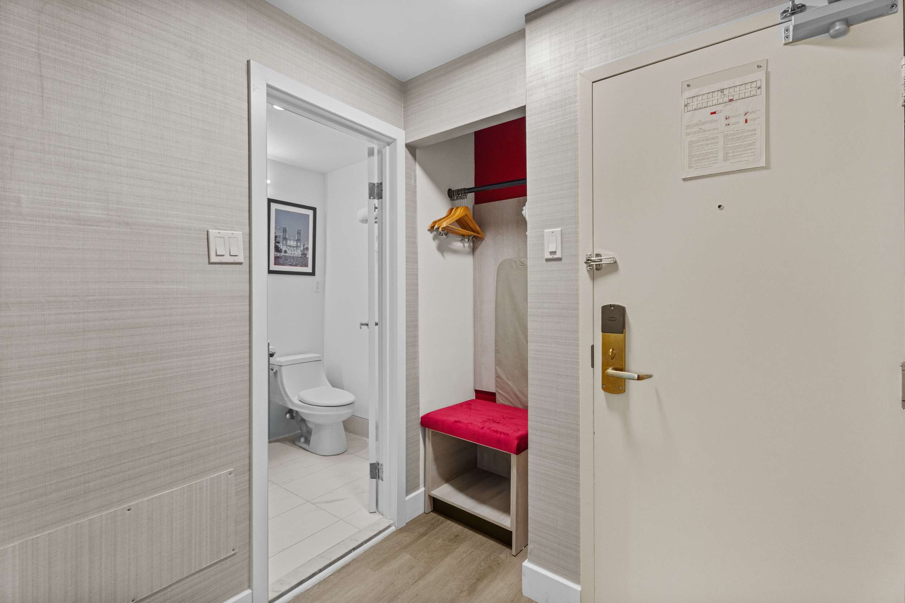 Guest room bath at the Ramada Plaza by Wyndham Montreal in Montreal, Quebec