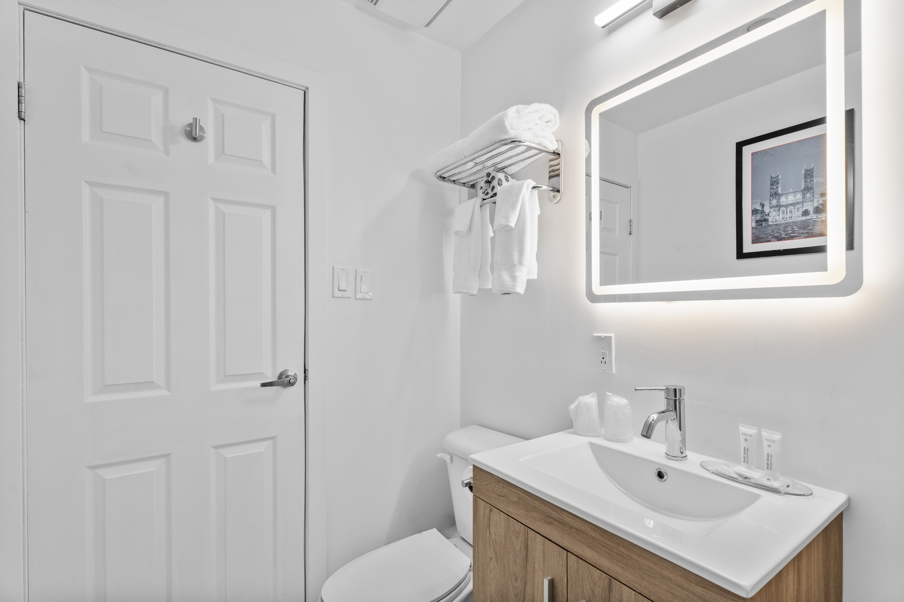 Guest room bath at the Ramada Plaza by Wyndham Montreal in Montreal, Quebec