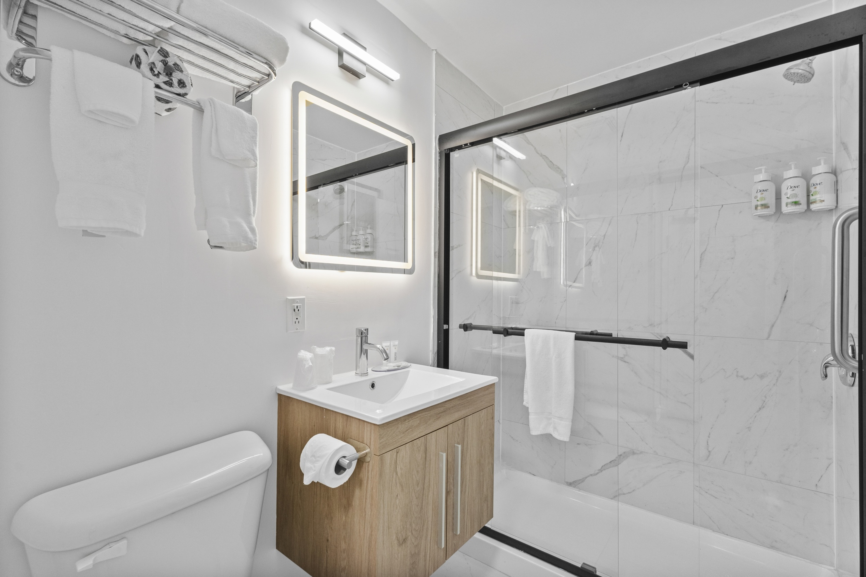 Guest room bath at the Ramada Plaza by Wyndham Montreal in Montreal, Quebec
