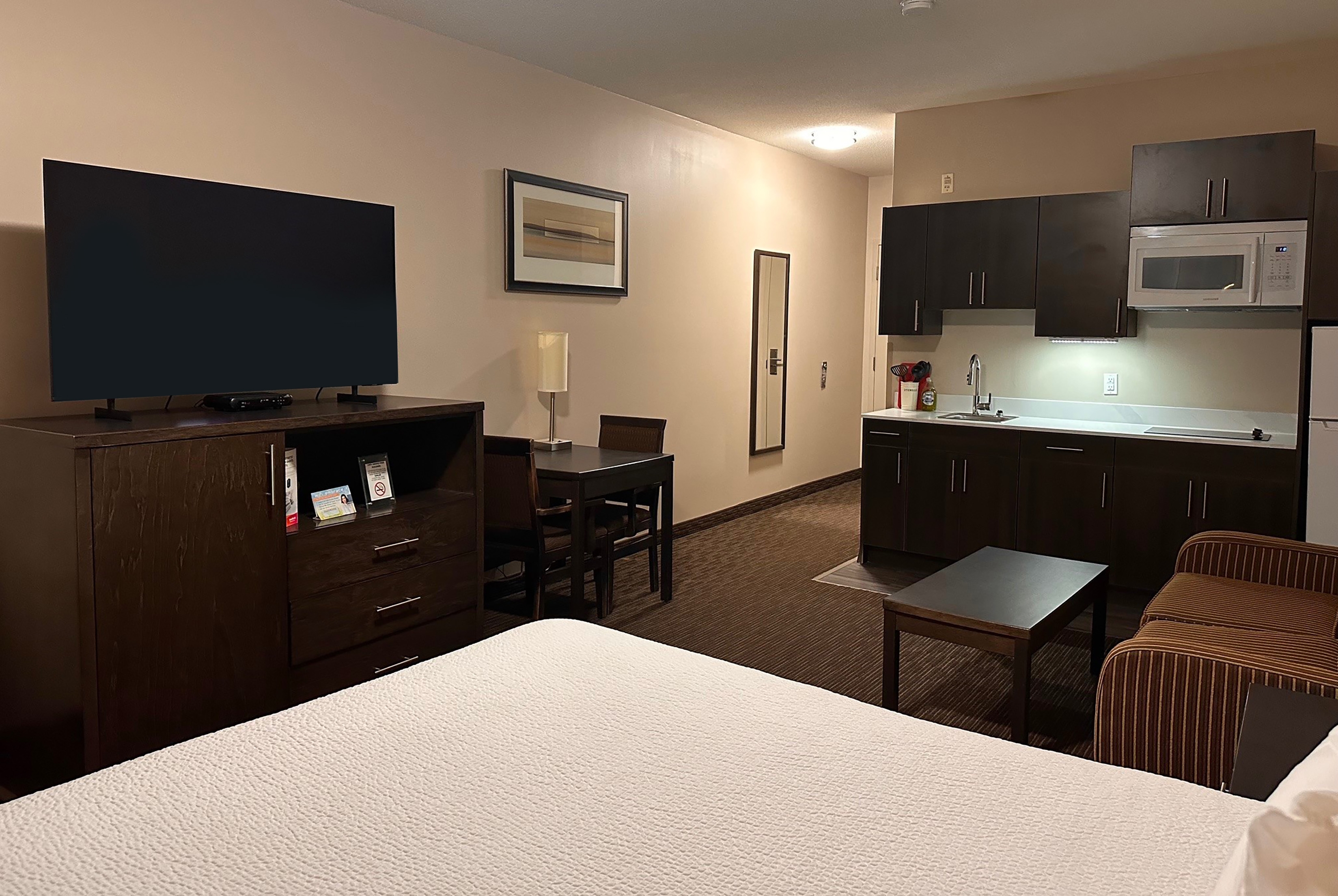 1 King Bed, Suite, Kitchenette, First Floor, Non-Smoking