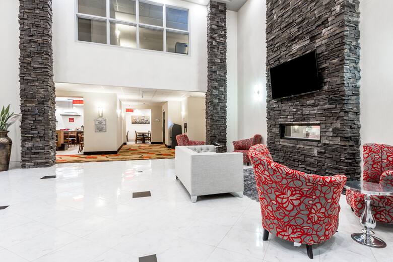 Ramada By Wyndham Moose Jaw Hotels Sk S6j Oc1 Ramada By Wyndham Moose Jaw Hotel Lobby In Saskatchewan
