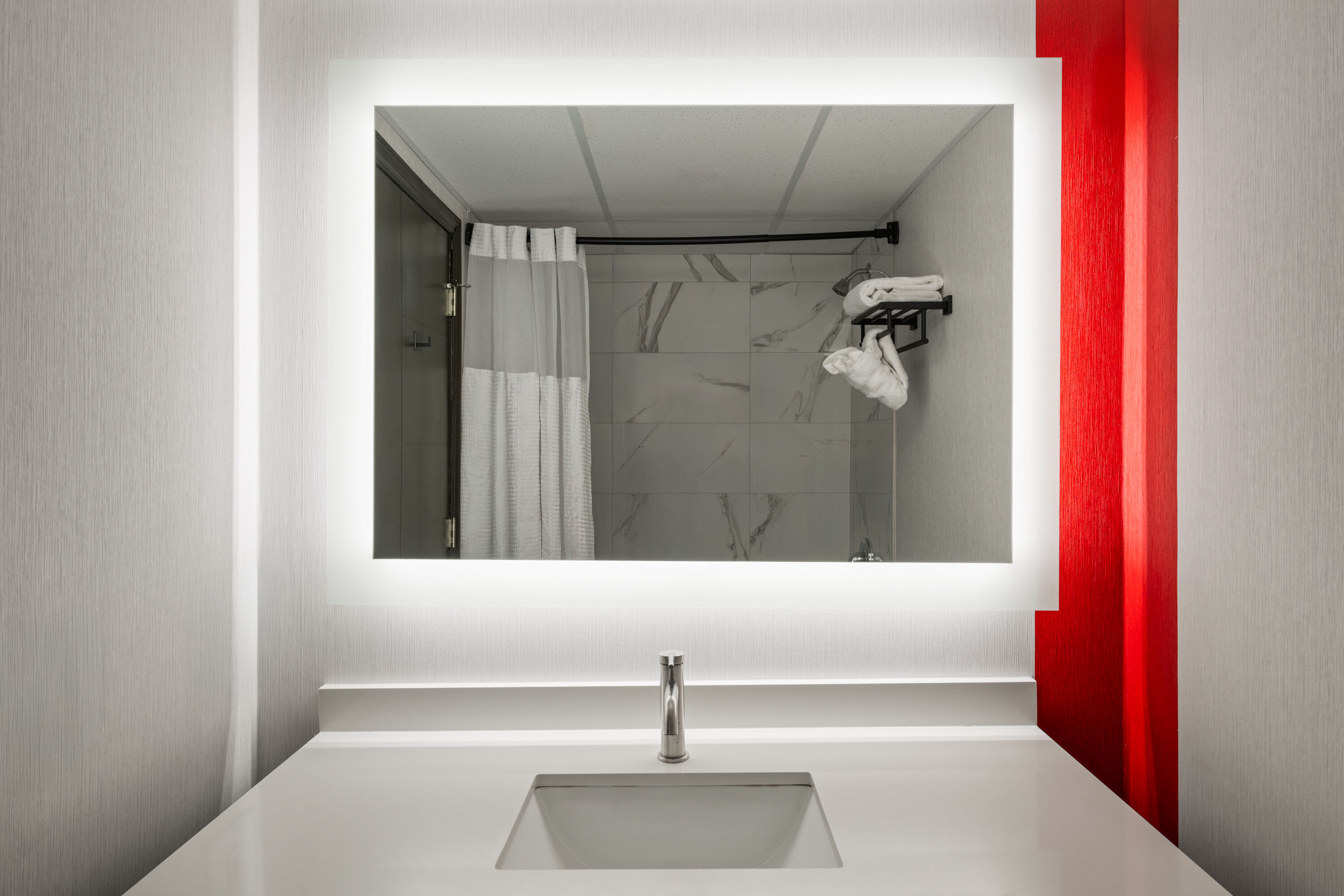 Guest room bath at the Ramada Plaza by Wyndham Regina Downtown in Regina, Saskatchewan