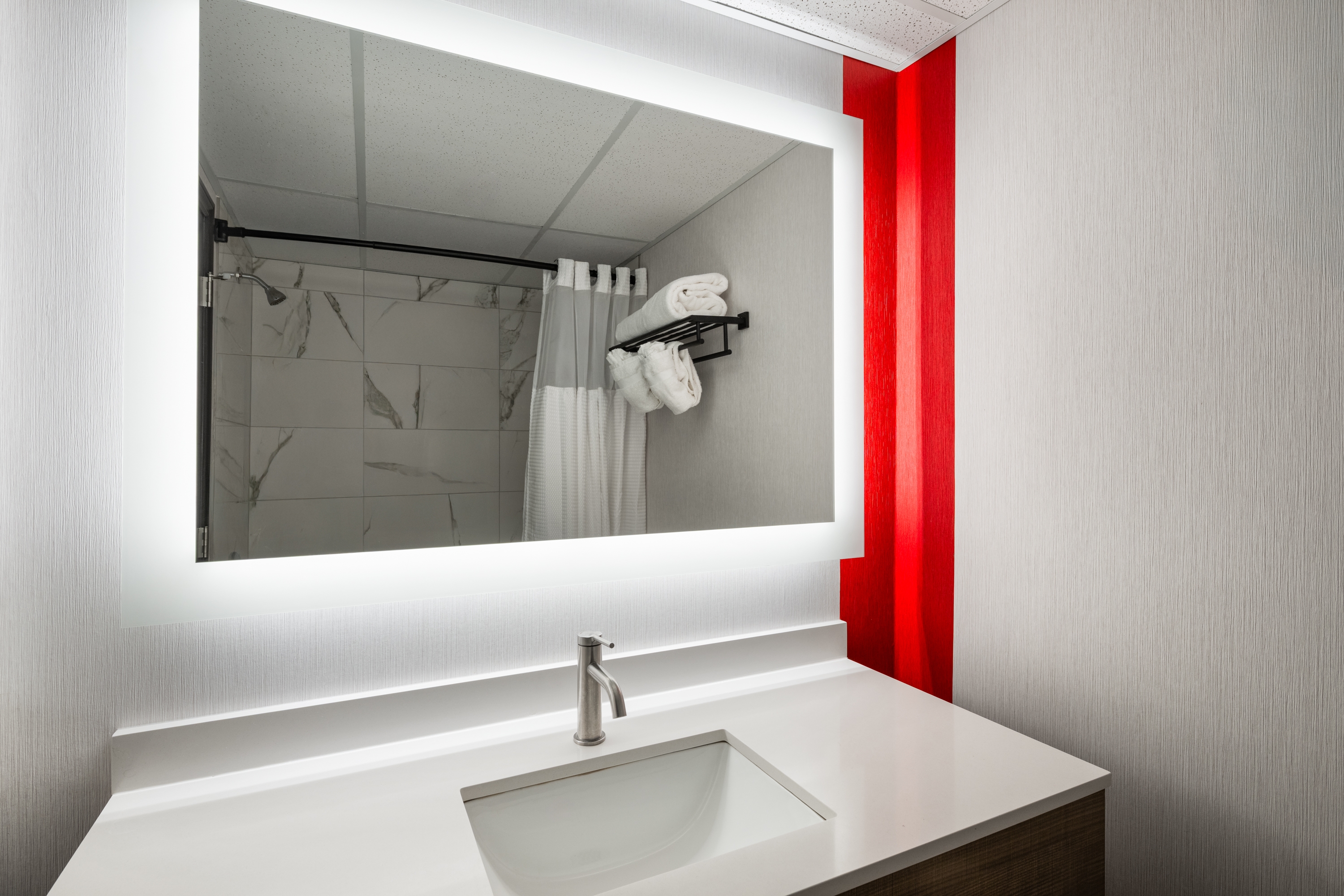 Guest room bath at the Ramada Plaza by Wyndham Regina Downtown in Regina, Saskatchewan