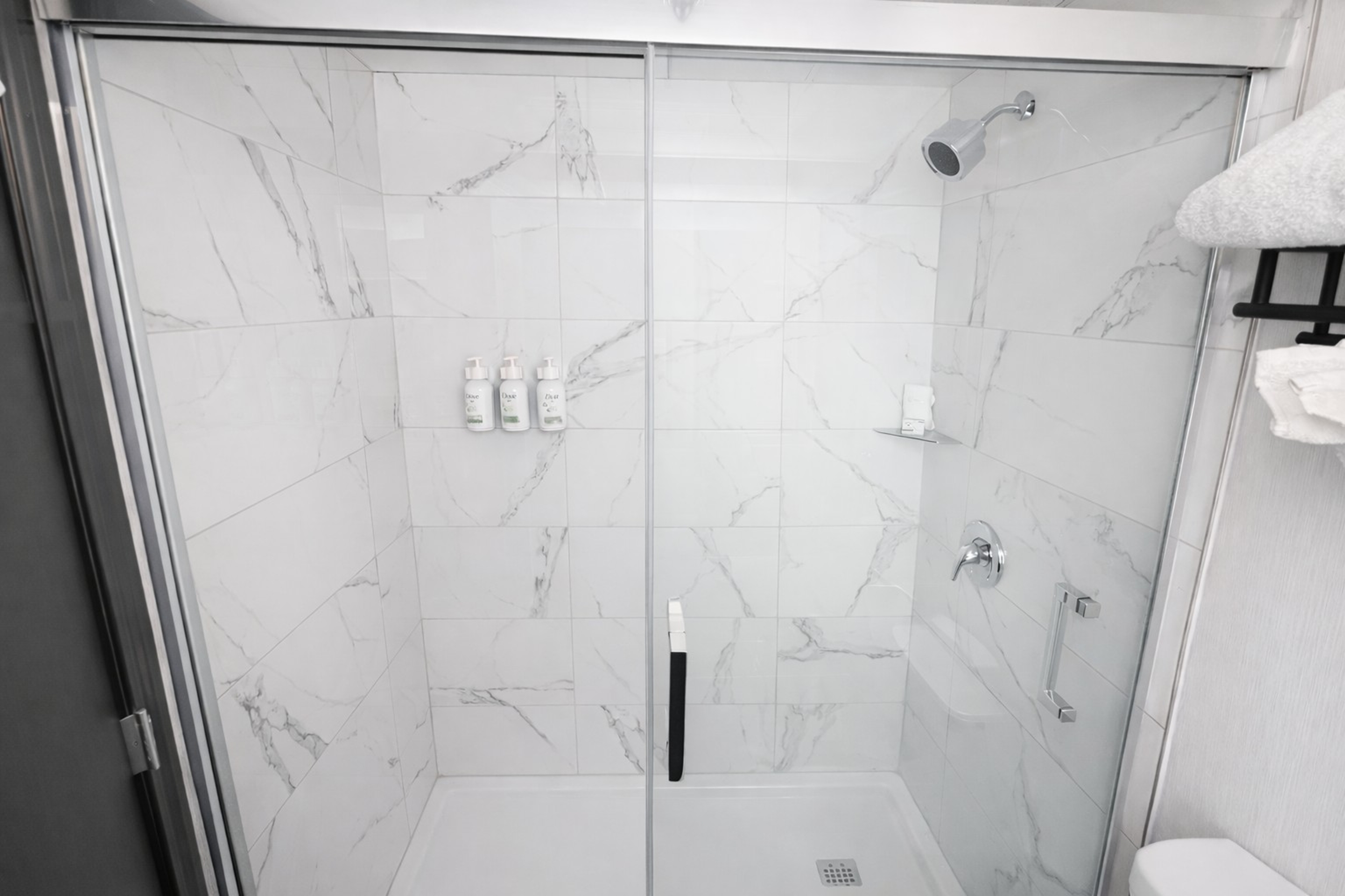 Guest room bath at the Ramada Plaza by Wyndham Regina Downtown in Regina, Saskatchewan