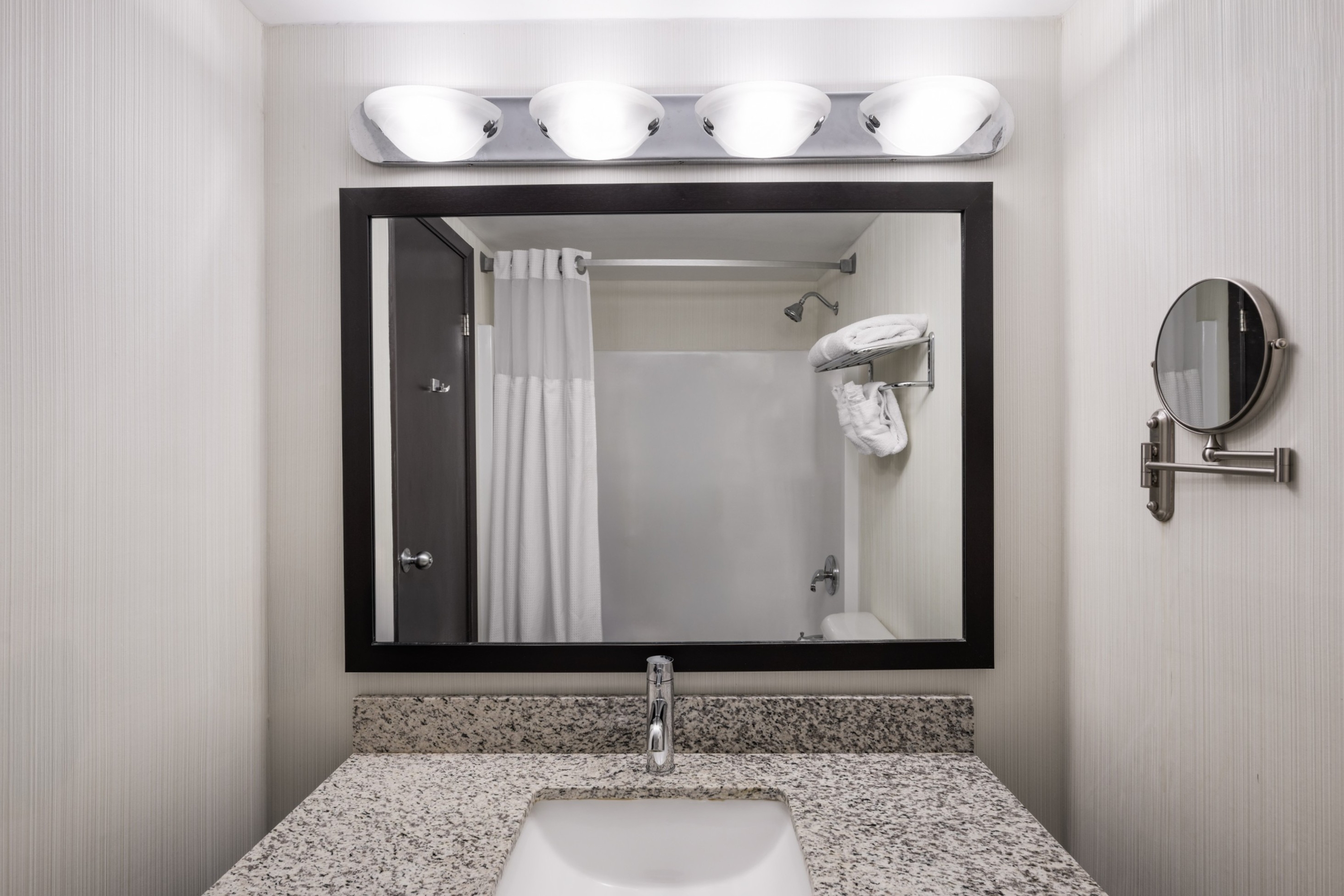 Guest room bath at the Ramada Plaza by Wyndham Regina Downtown in Regina, Saskatchewan