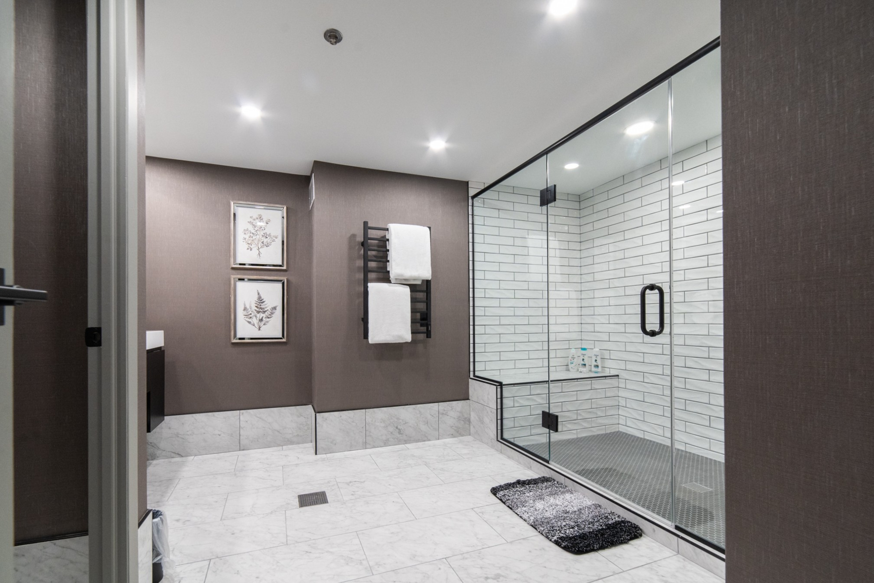 Guest room bath at the Ramada Plaza by Wyndham Regina Downtown in Regina, Saskatchewan