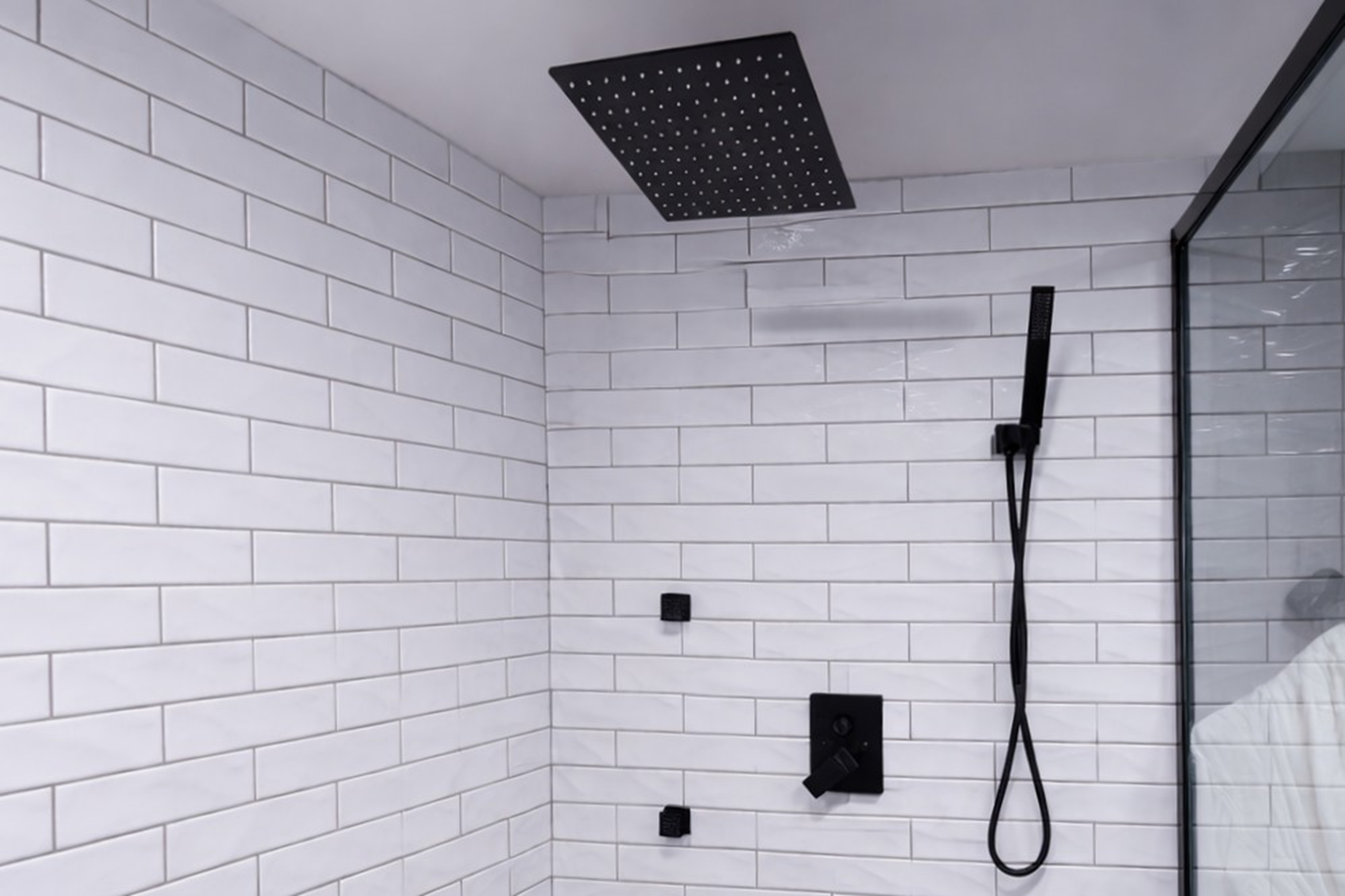 Guest room bath at the Ramada Plaza by Wyndham Regina Downtown in Regina, Saskatchewan