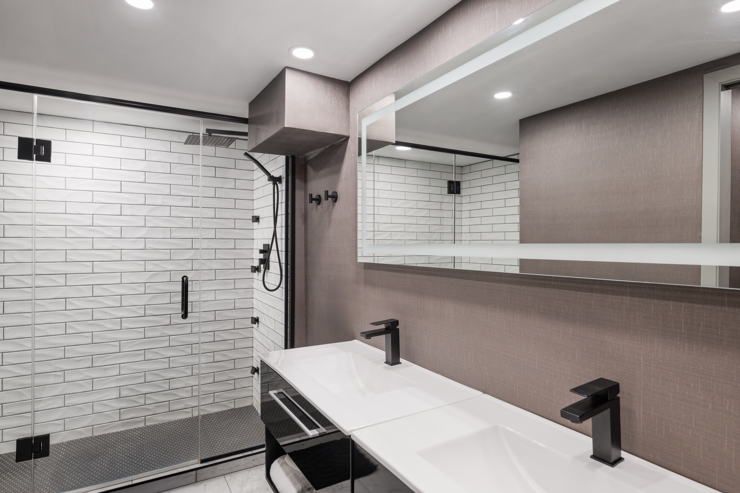 Guest room bath at the Ramada Plaza by Wyndham Regina Downtown in Regina, Saskatchewan