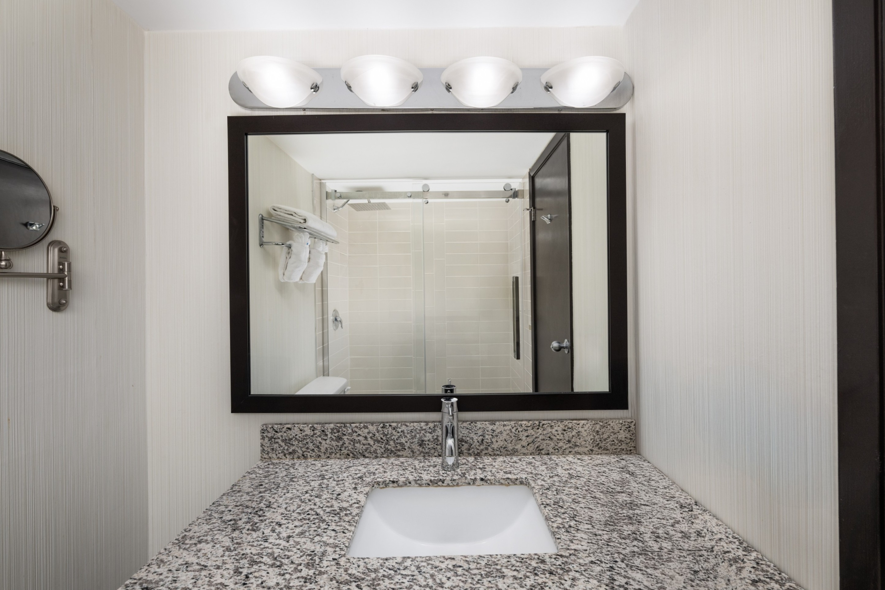 Guest room bath at the Ramada Plaza by Wyndham Regina Downtown in Regina, Saskatchewan