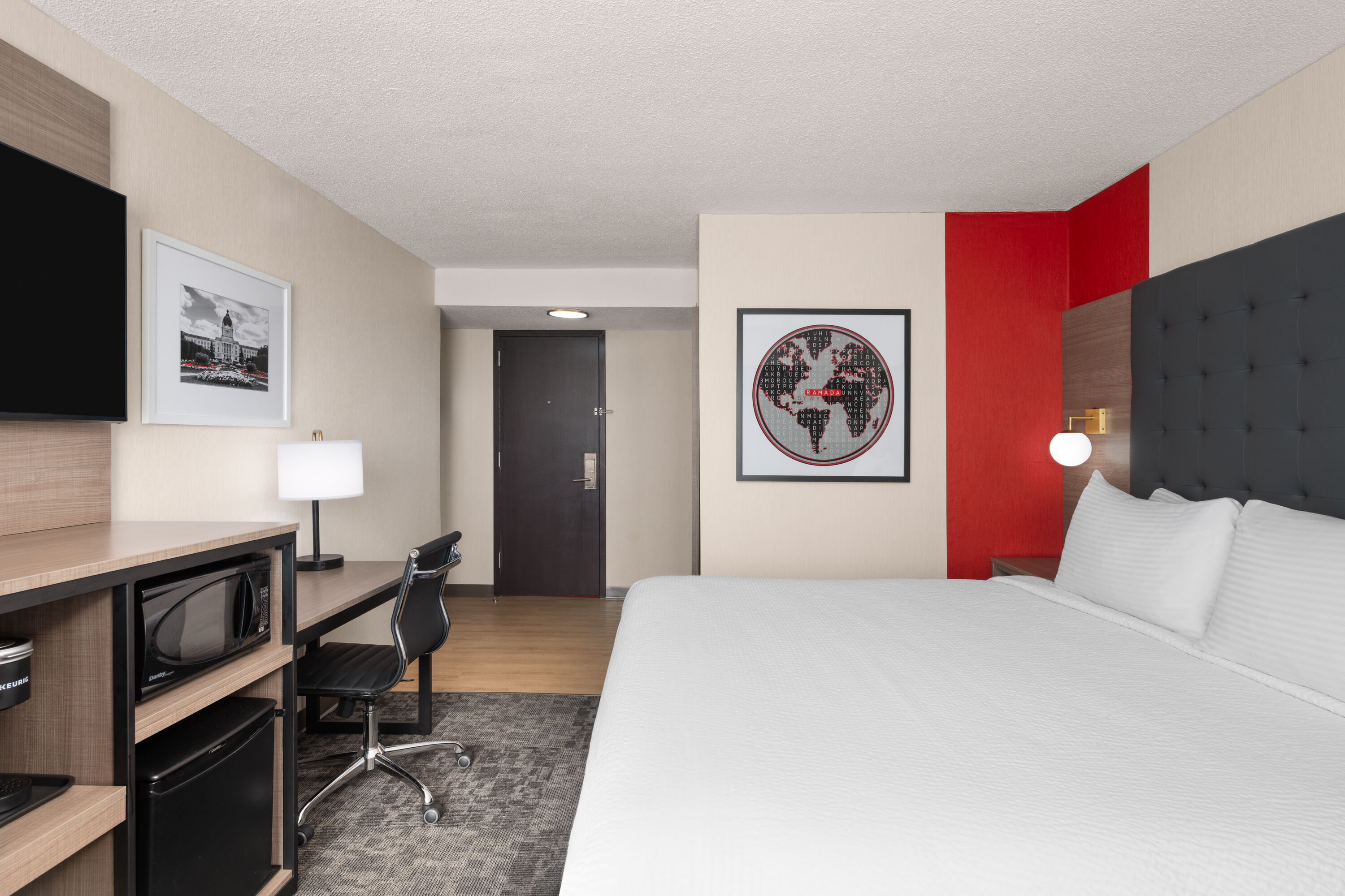 Guest room at the Ramada Plaza by Wyndham Regina Downtown in Regina, Saskatchewan