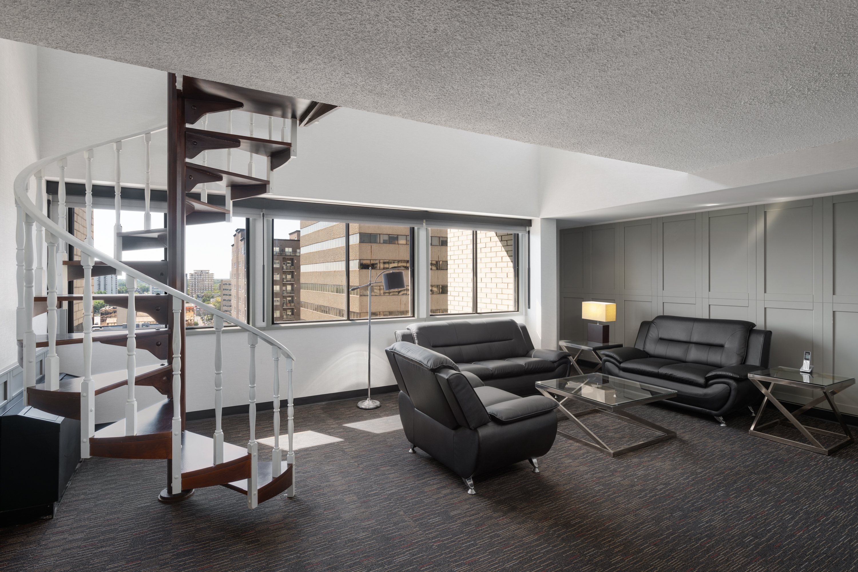 Guest room at the Ramada Plaza by Wyndham Regina Downtown in Regina, Saskatchewan