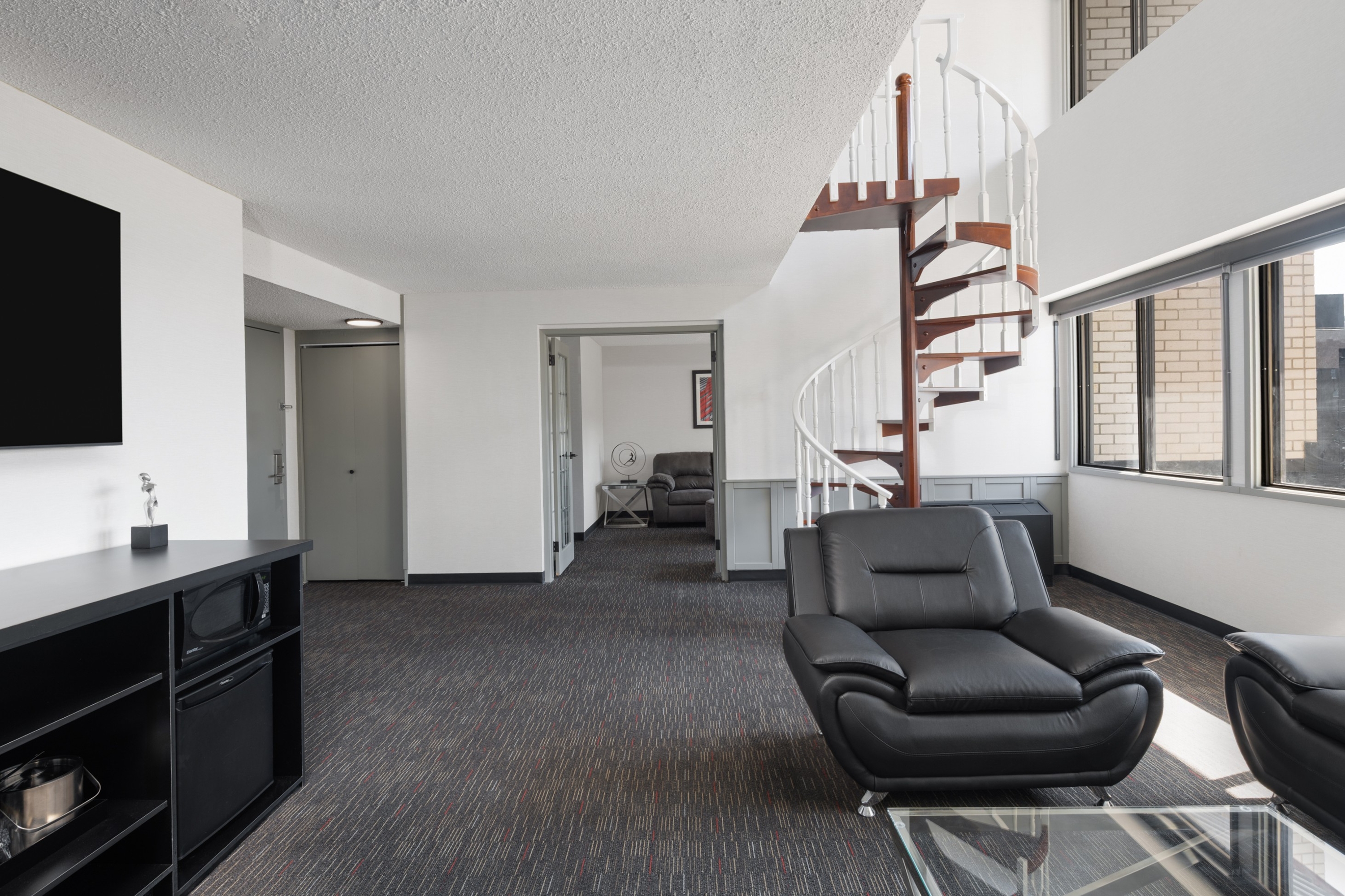 Guest room at the Ramada Plaza by Wyndham Regina Downtown in Regina, Saskatchewan