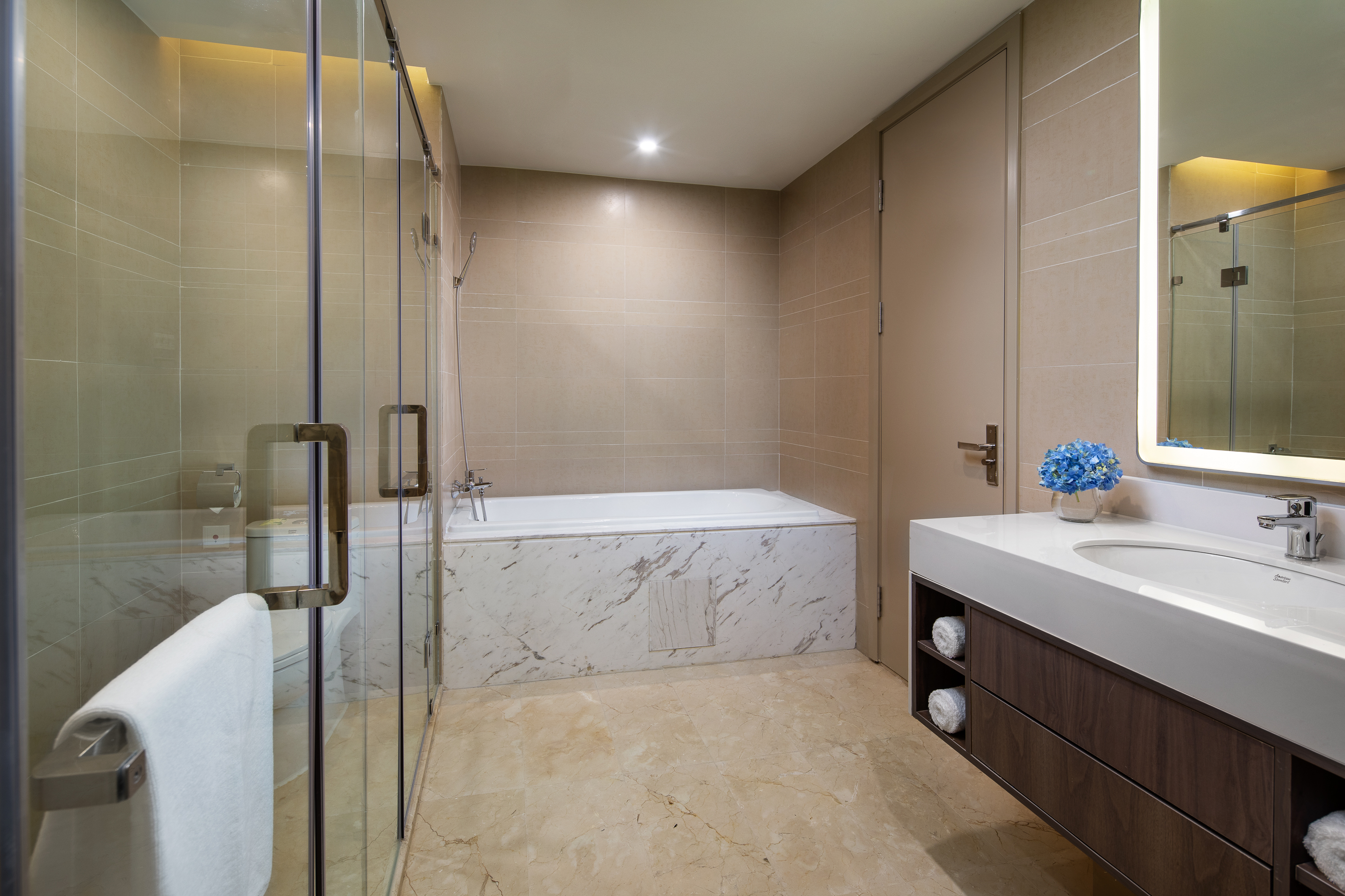 Guest room bath at the Ramada Encore by Wyndham Chongqing Yubei in Chongqing, Other than US/Canada