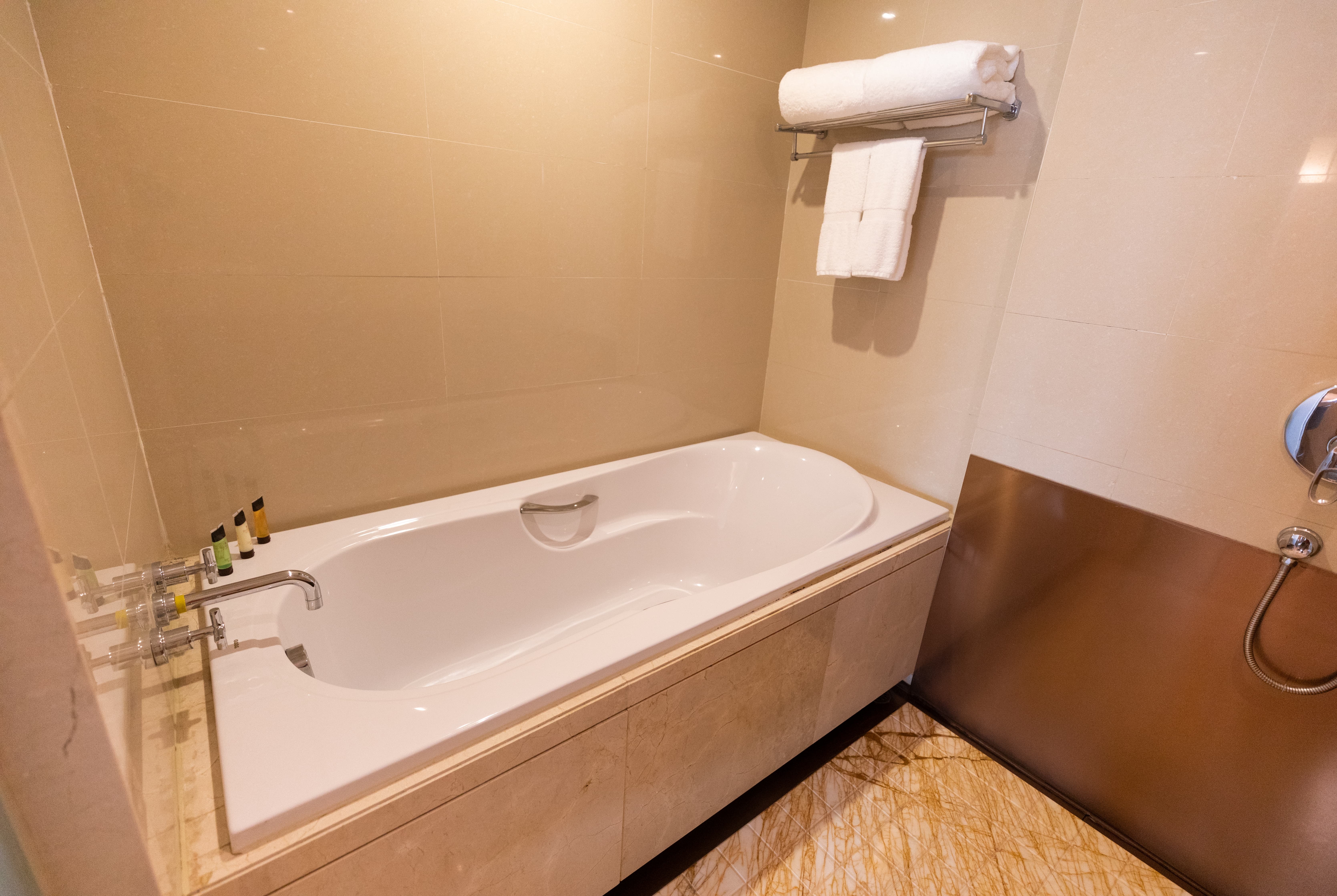 Guest room bath at the Ramada Plaza by Wyndham Fuzhou South in Fuzhou, Other than US/Canada