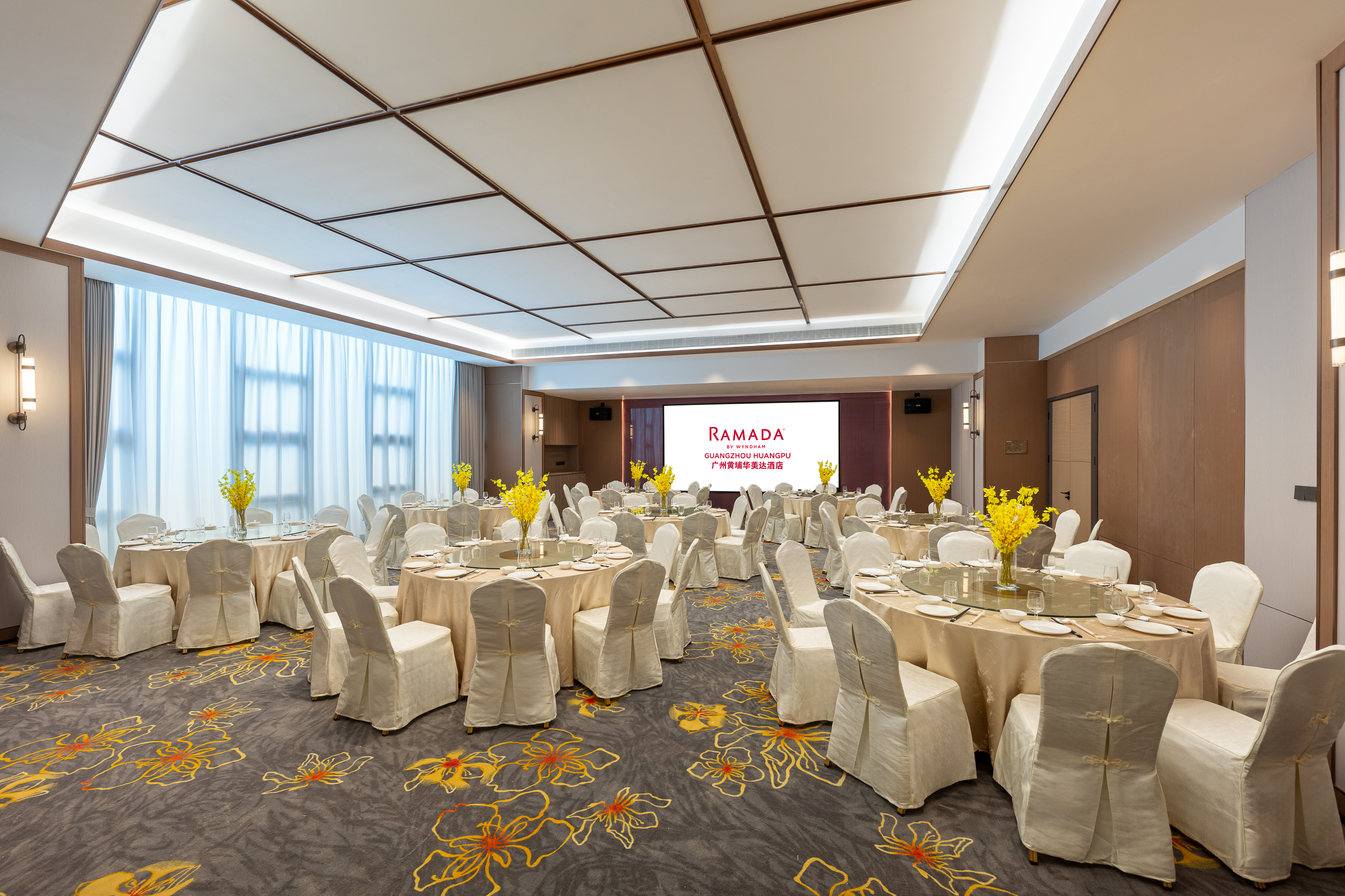 Meeting room banquet rounds at Ramada by Wyndham Guangzhou Huangpu in Guangzhou PRC, Other than US/Canada