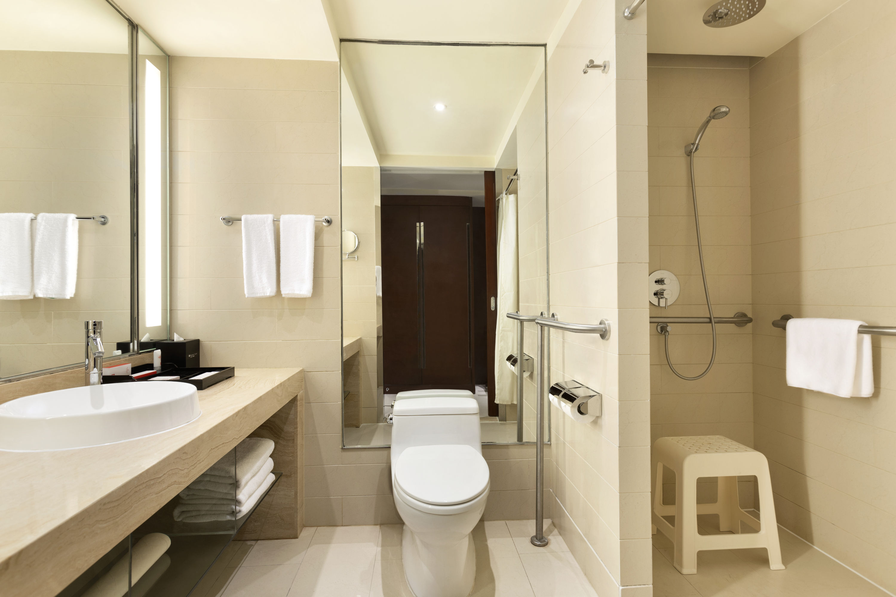 Guest room bath at the Ramada Plaza by Wyndham Lianyungang in Lianyungang, Other than US/Canada