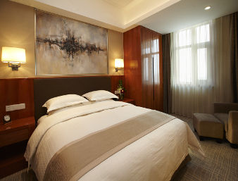 Guest room at the Ramada Plaza by Wyndham Shanghai Pudong Airport in Shanghai, Other than US/Canada